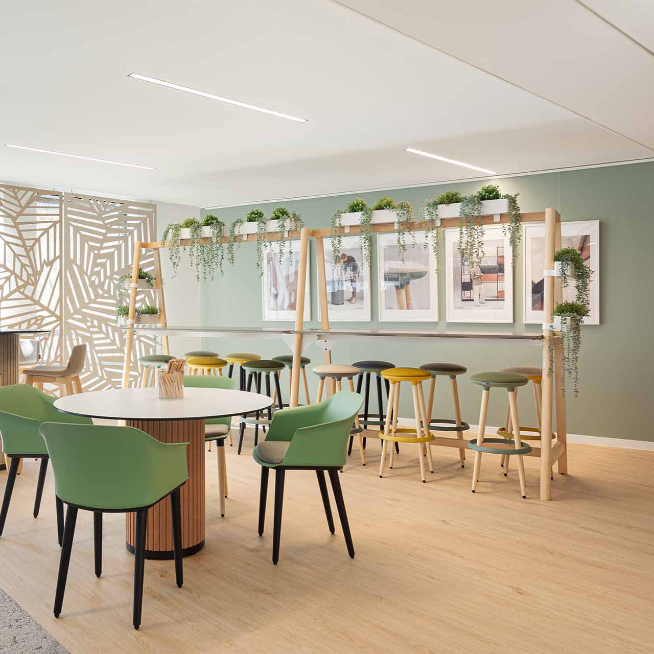 Table haute multifonctionnelle avec des pattes de table en bois ǀ NOVA BOIS MULTIVUSE