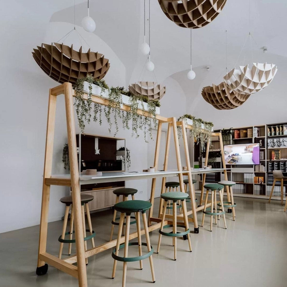 Table haute multifonctionnelle avec des pattes de table en bois ǀ NOVA BOIS MULTIVUSE