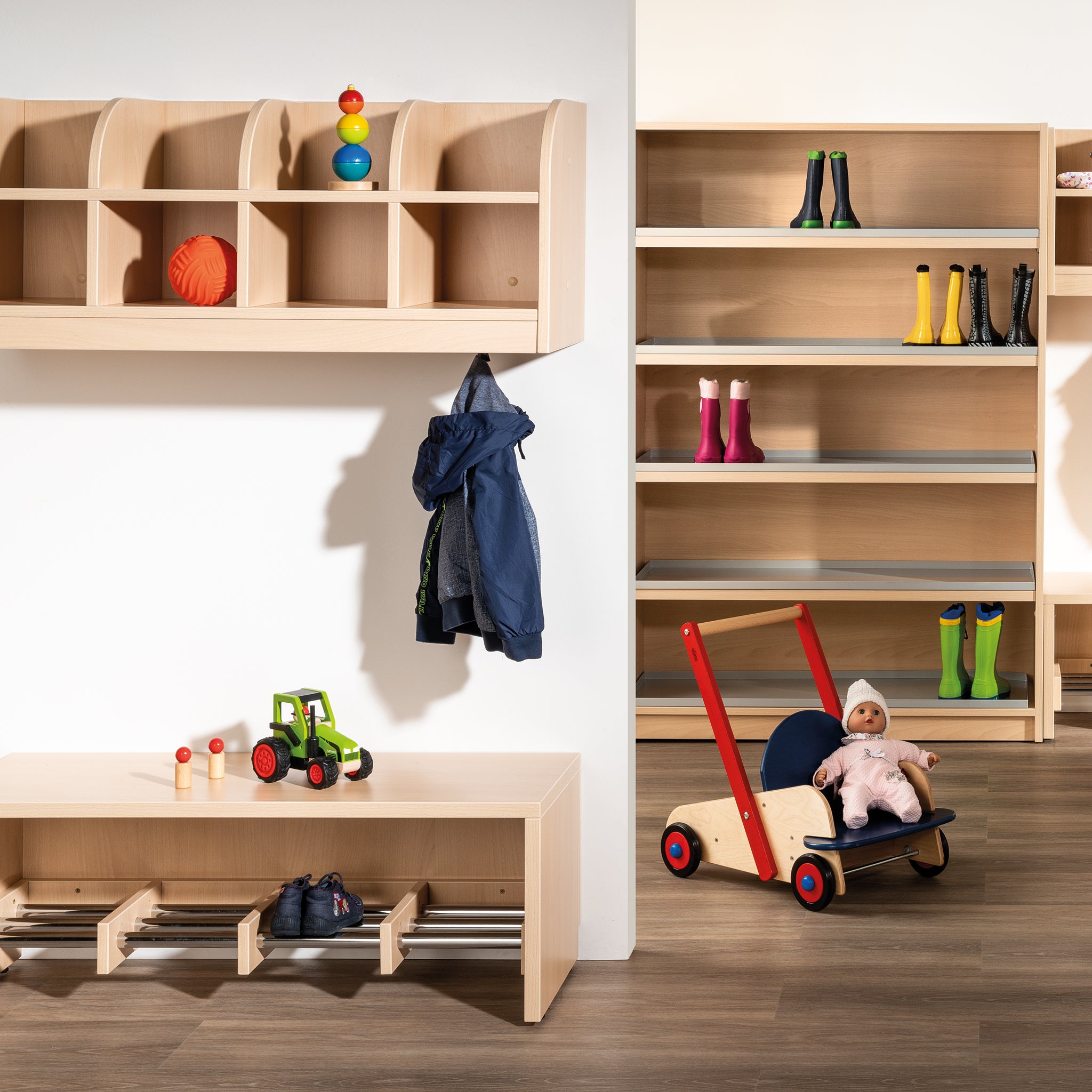Holzgarderobe Kindergarten mit Schuhablage und Sitzbank
