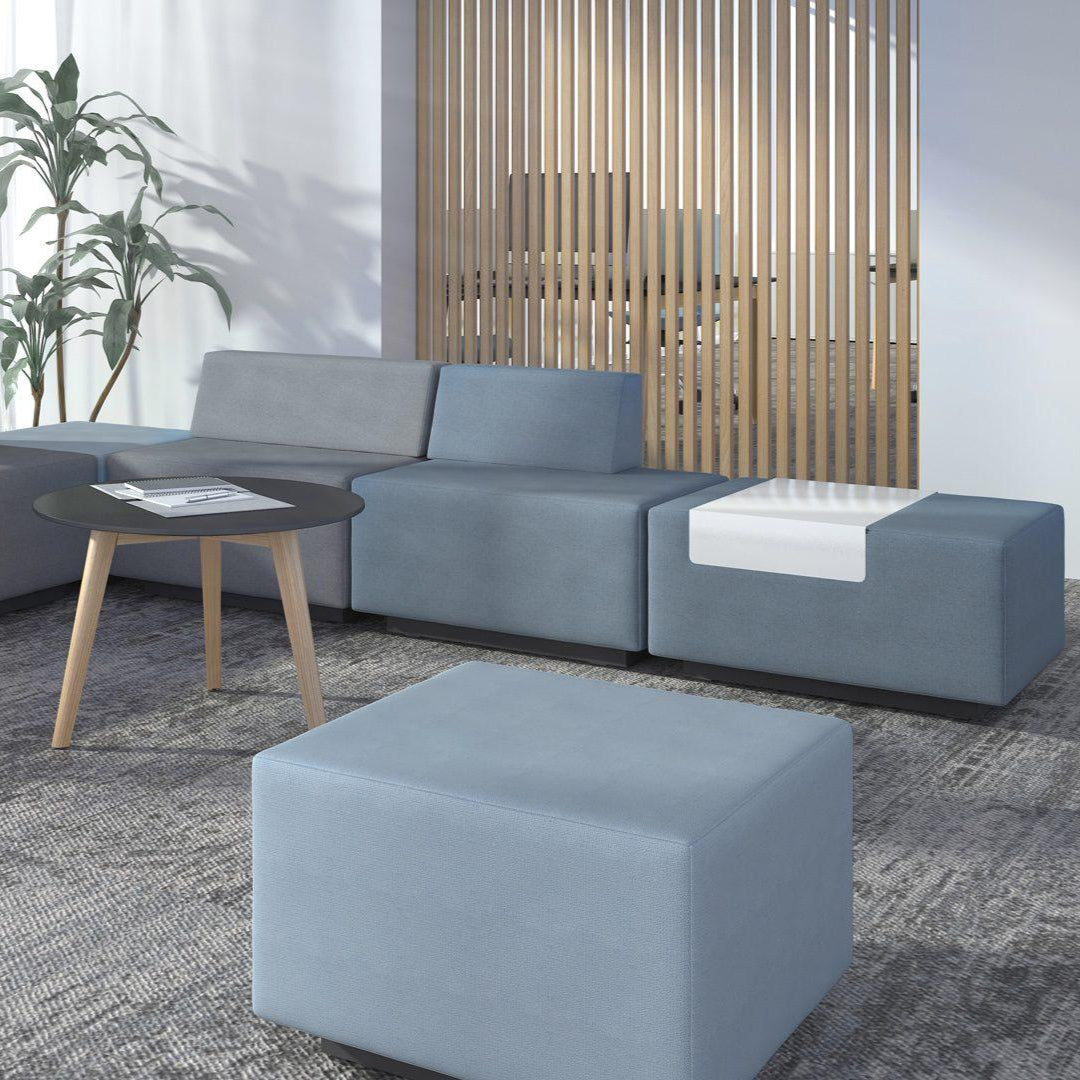 Kaffeetisch rund in Loungeumgebung mit Sofas in blau