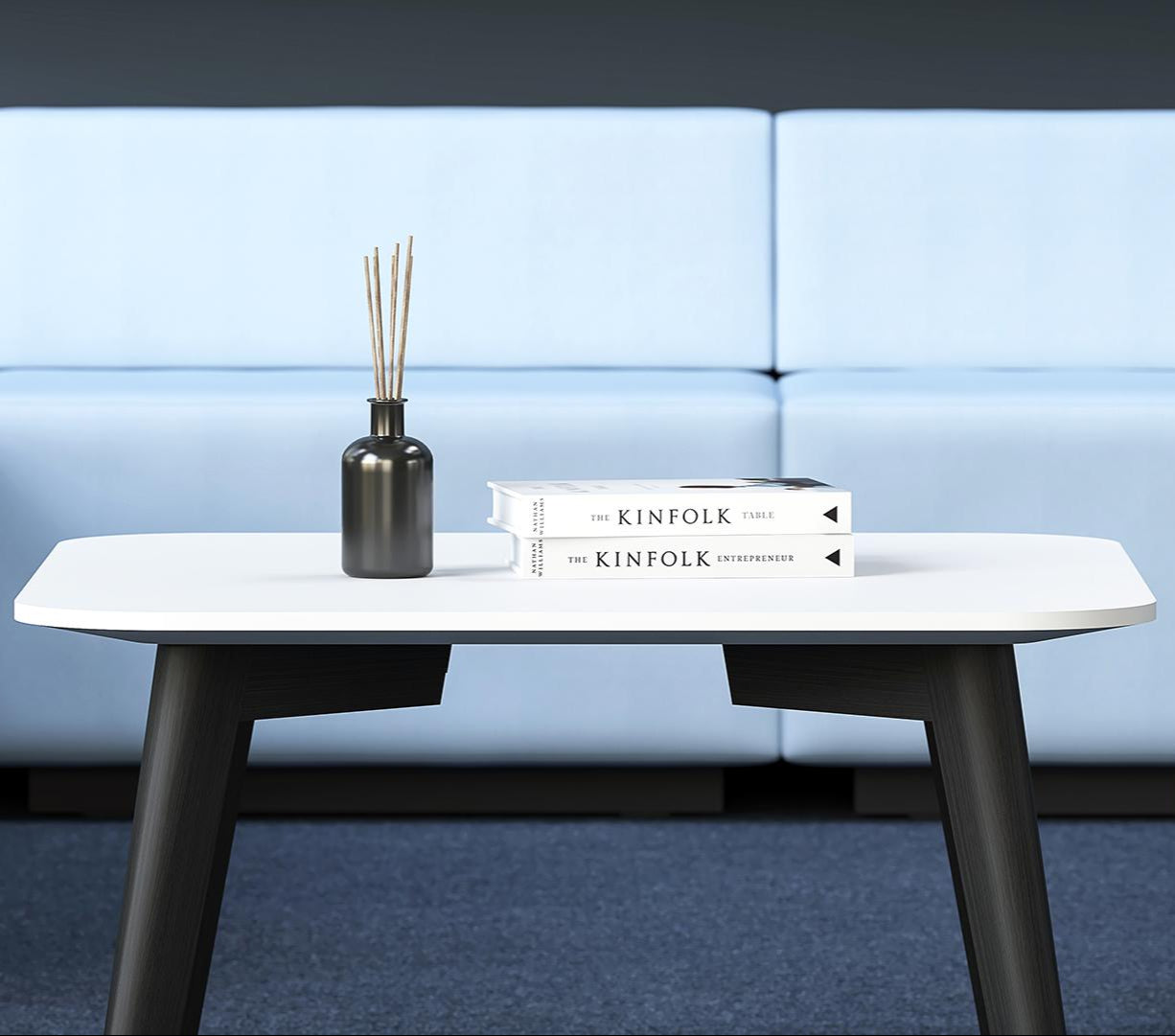 Kaffeetisch quadratisch hochwertig mit Sofas in hellblau im Hintergrund