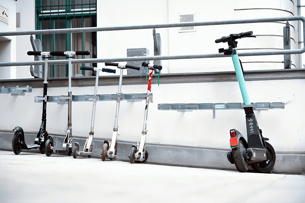 Kickboard-Staender aus stabilem Material, ideal fuer die sichere und platzsparende Aufbewahrung von Kickboards in oeffentlichen oder gewerblichen Bereichen, praesentiert von Kibemo