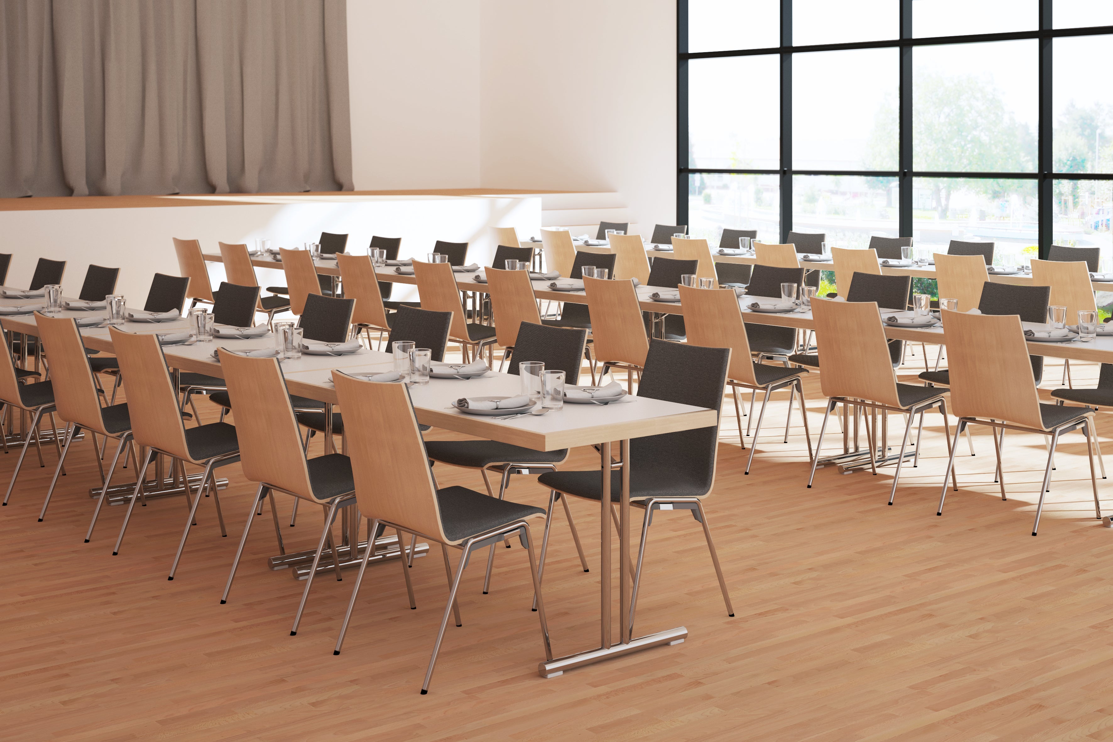 Konferenzraum modern mit Konferenzstuehlen und Klapptischen auf schoenem Holzboden 