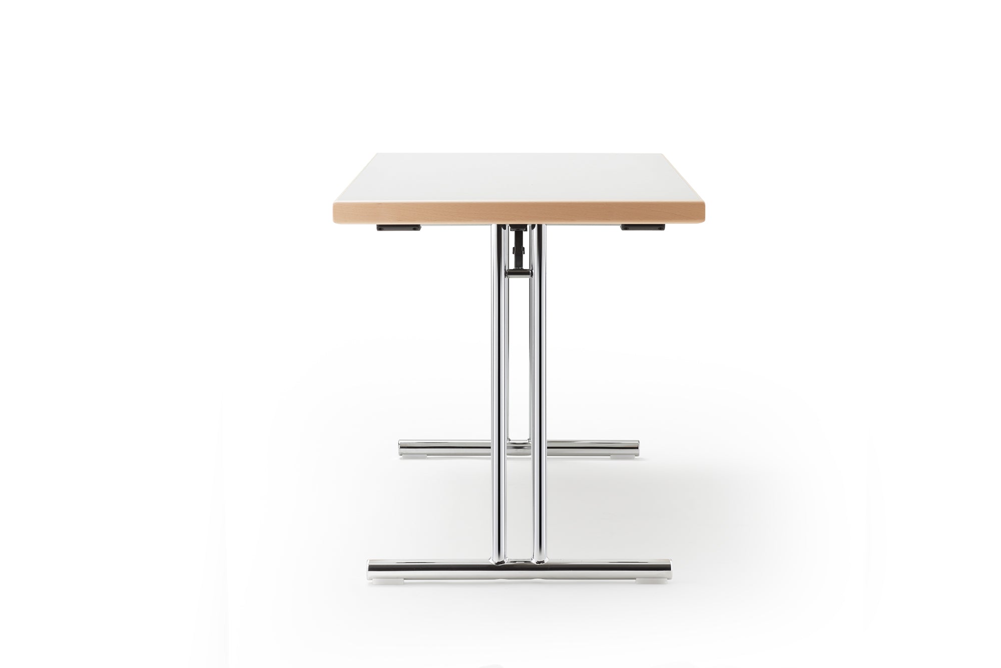 Klapptisch oder Stapeltisch mit hochwertiger Tischplatte in weiss mit Naturtischkante und Tischfuesse verchromt