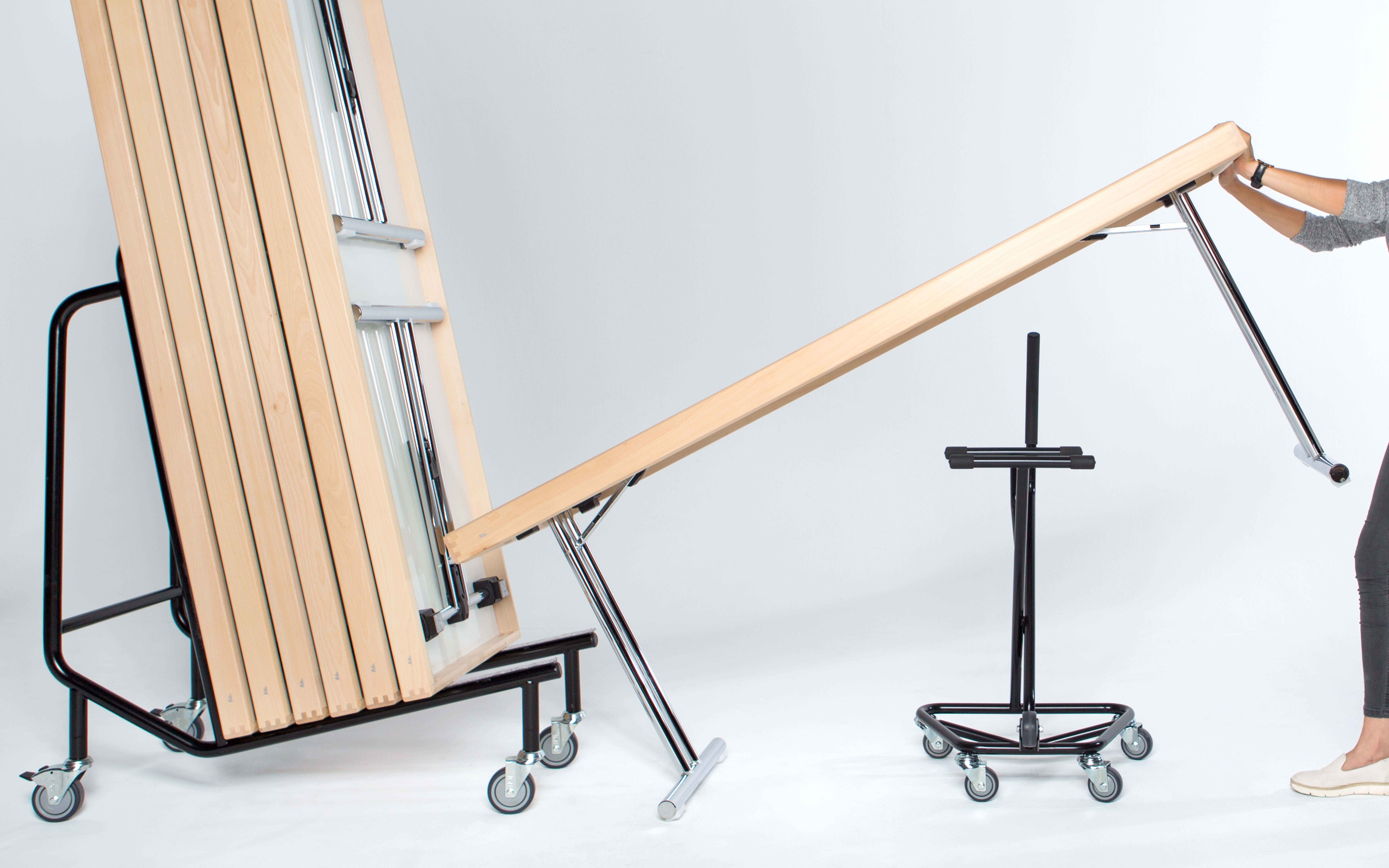 Klapptisch oder Stapeltisch mit einfach verstaubar dank Tischwagen