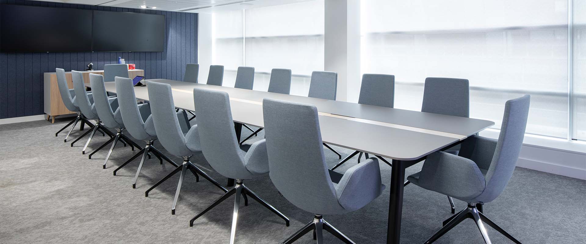 Table de conférence avec des cuisses de table en bois massif ǀ NOVA BOIS