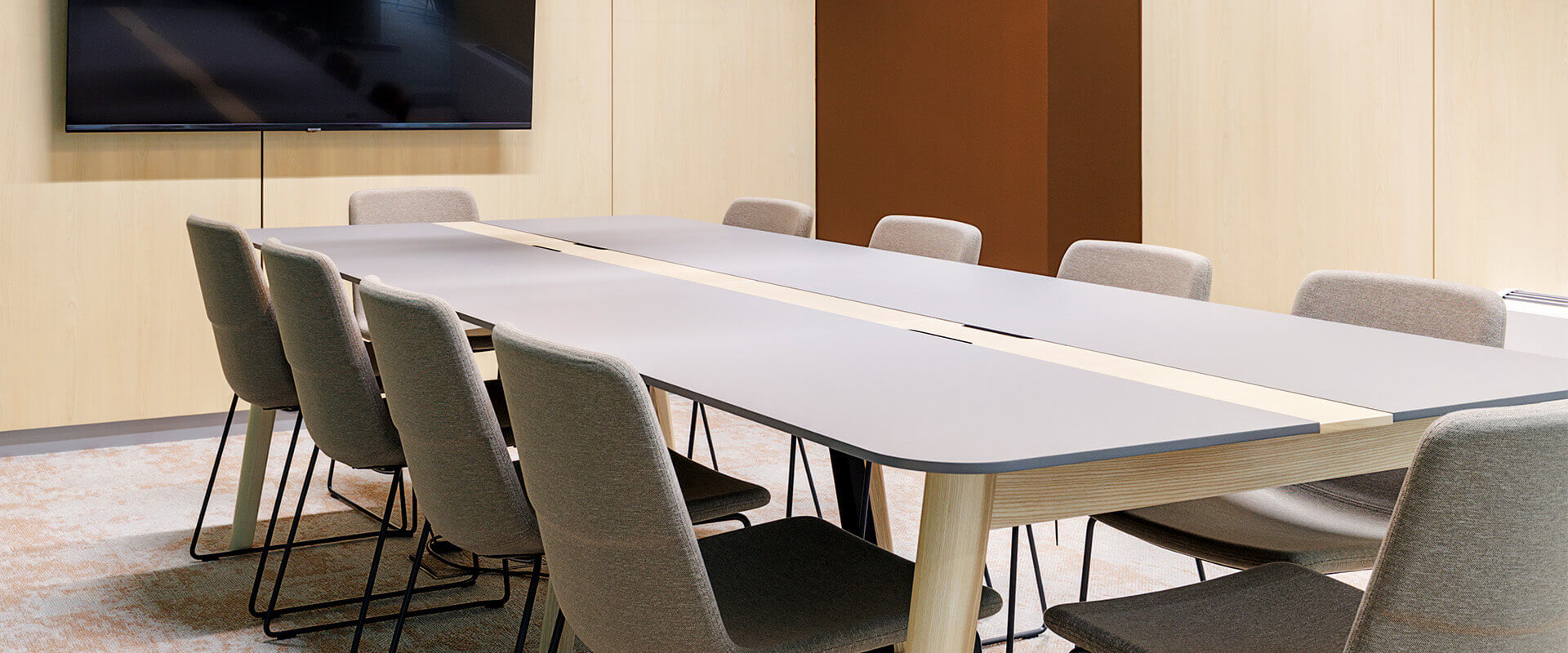 Table de conférence avec des cuisses de table en bois massif ǀ NOVA BOIS