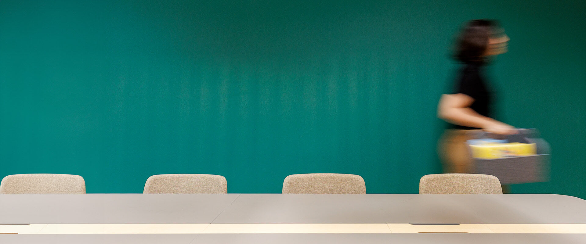 Table de conférence avec des cuisses de table en bois massif ǀ NOVA BOIS
