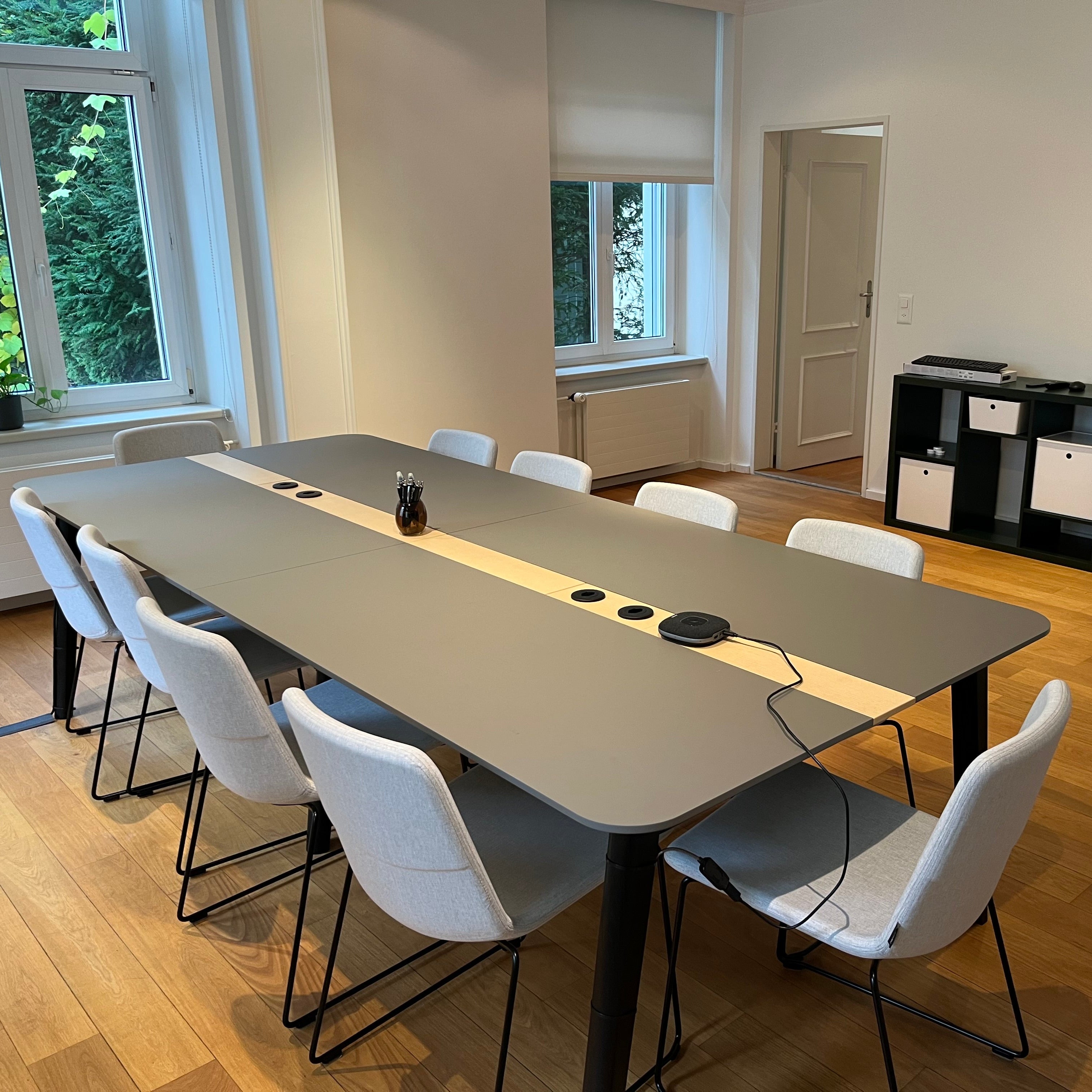 Konferenztisch hochwertig mit Vollholztischbeinen und passenden Konferenzstuehlen