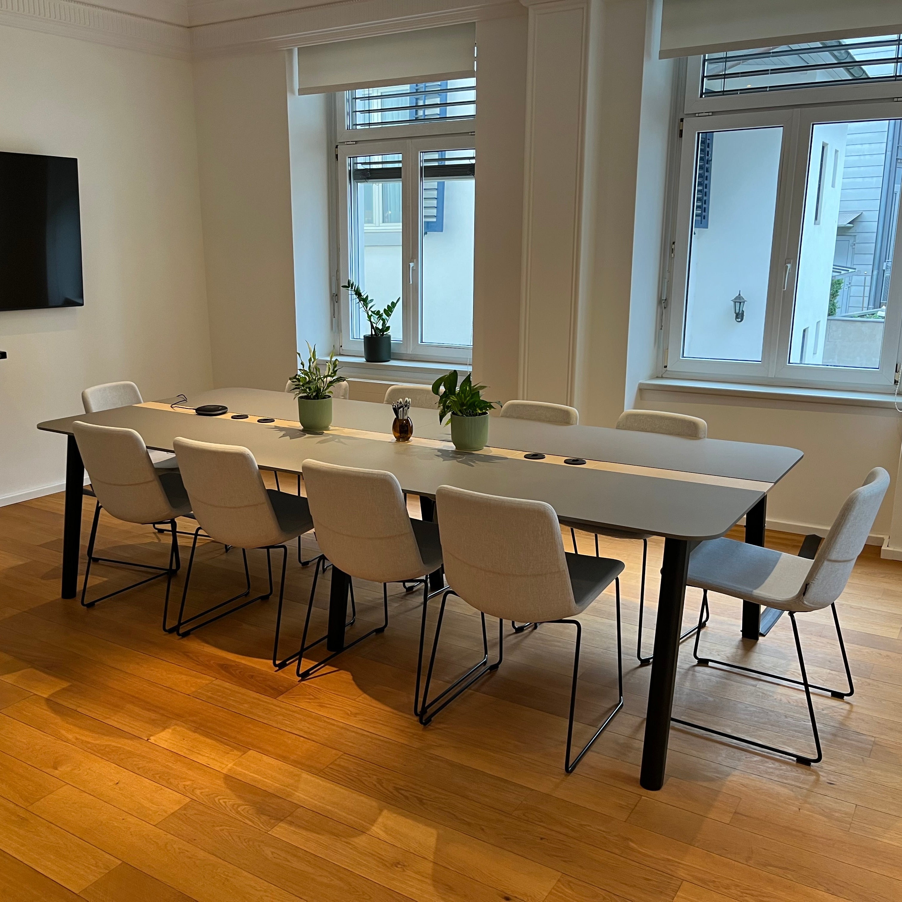 Konferentisch mit hochwertiger Tischplatte und Vollholztischbeinen