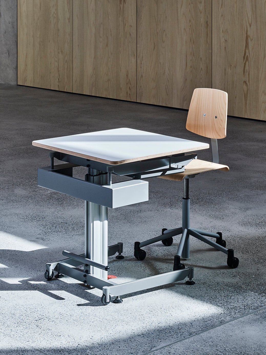 Moderner Büroarbeitsplatz mit ergonomischen Stühlen, höhenverstellbaren Schreibtischen und durchdachten Aufbewahrungslösungen, ideal für eine funktionale und stilvolle Arbeitsumgebung, präsentiert von Kibemo