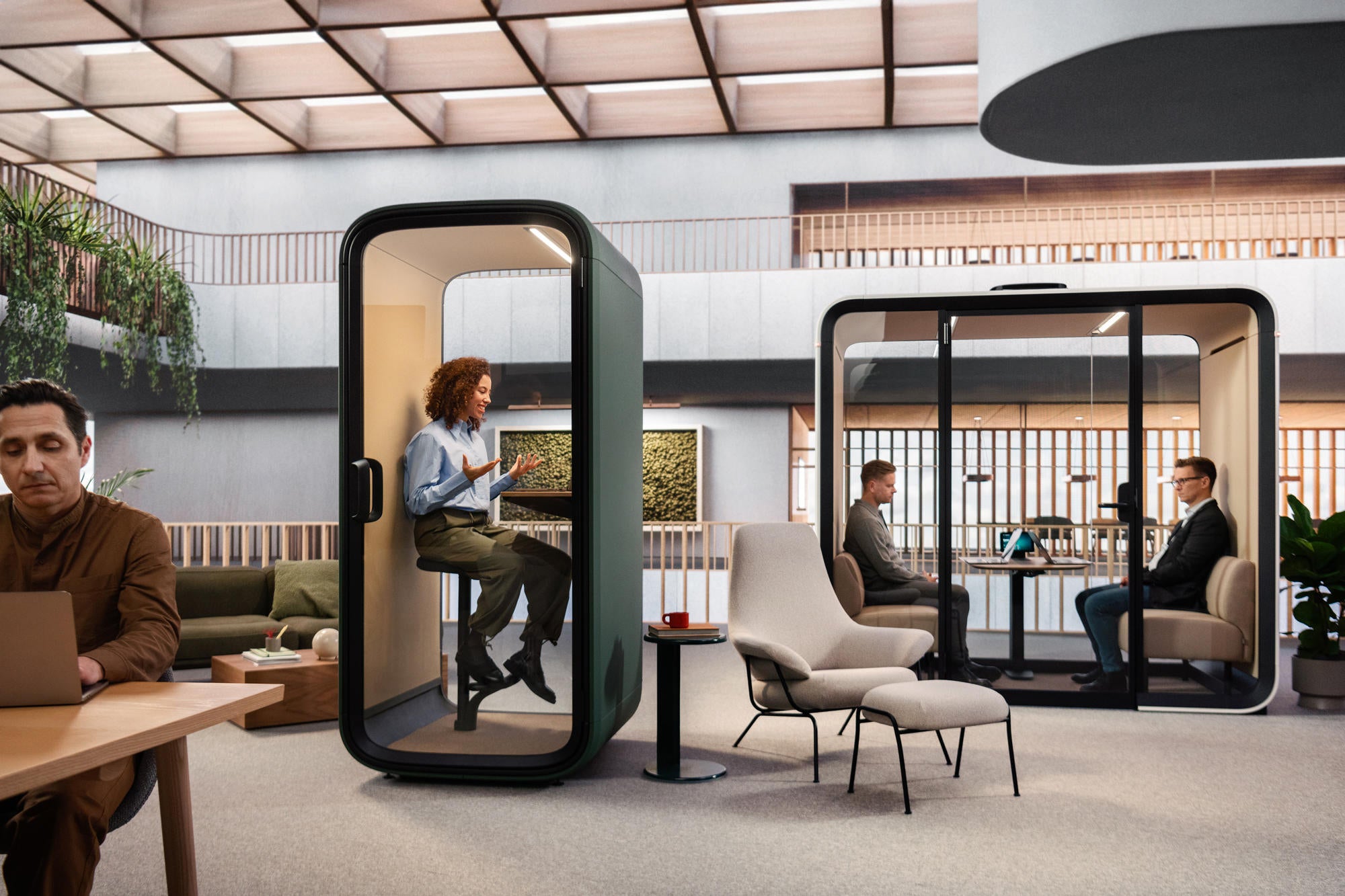Framery One Compact Telefonzelle im Vordergrund und im Hintergrund Office Box fuer vier Personen