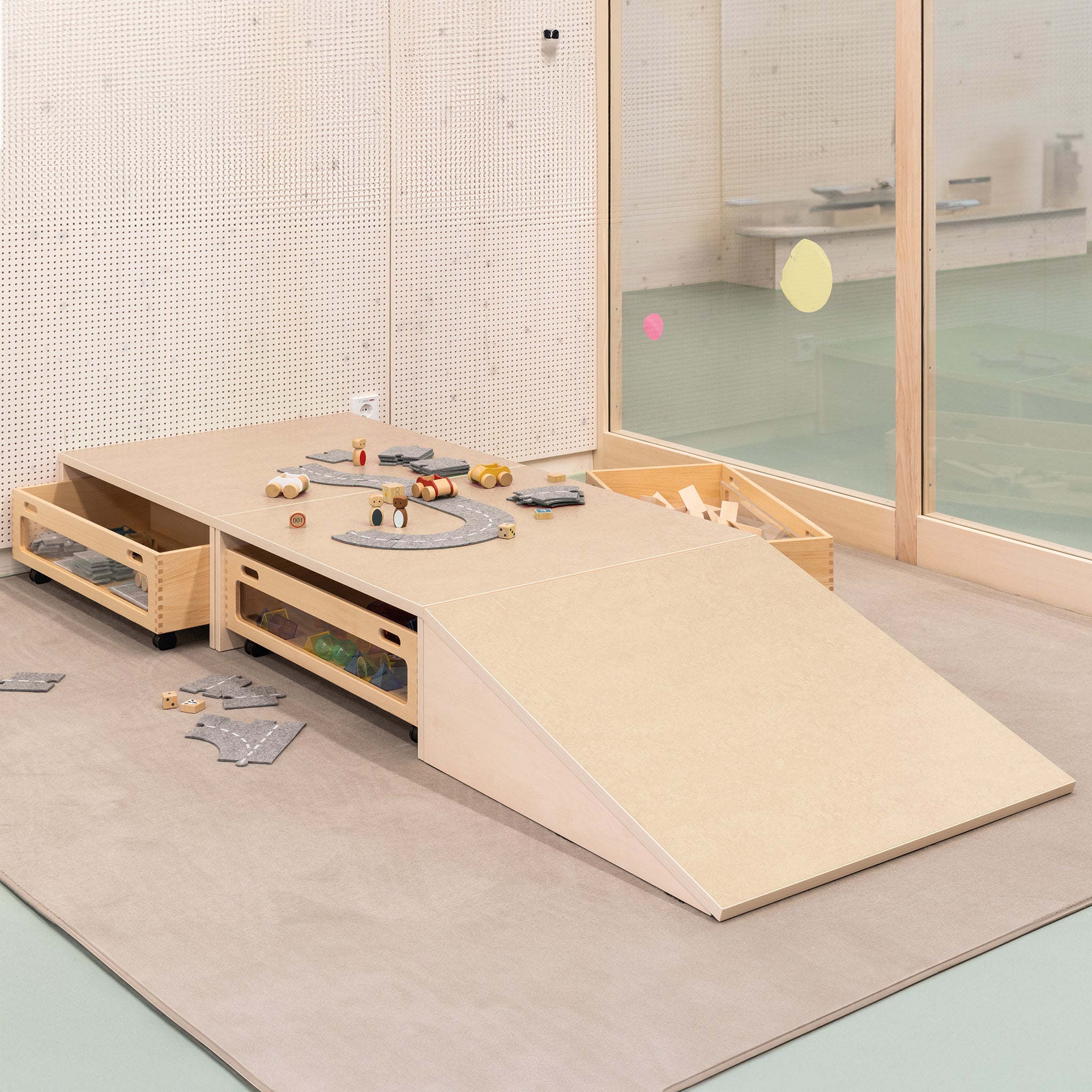 Spielpodest mit Rampe