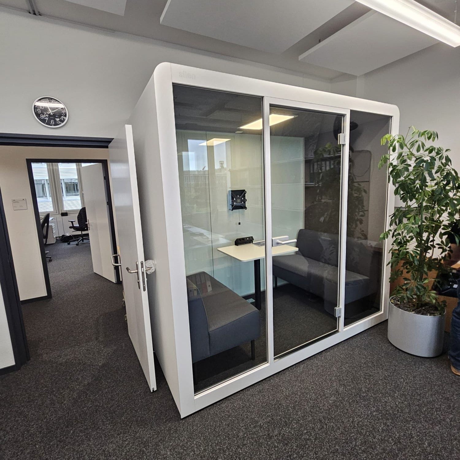 Silent Space 4 Raum-in-Raum Loesung mit vier Sitzplaetzen, Glasfront und heller Innenausstattung – akustisch abgeschirmter Meetingraum fuer Besprechungen und Teamarbeit im Buero