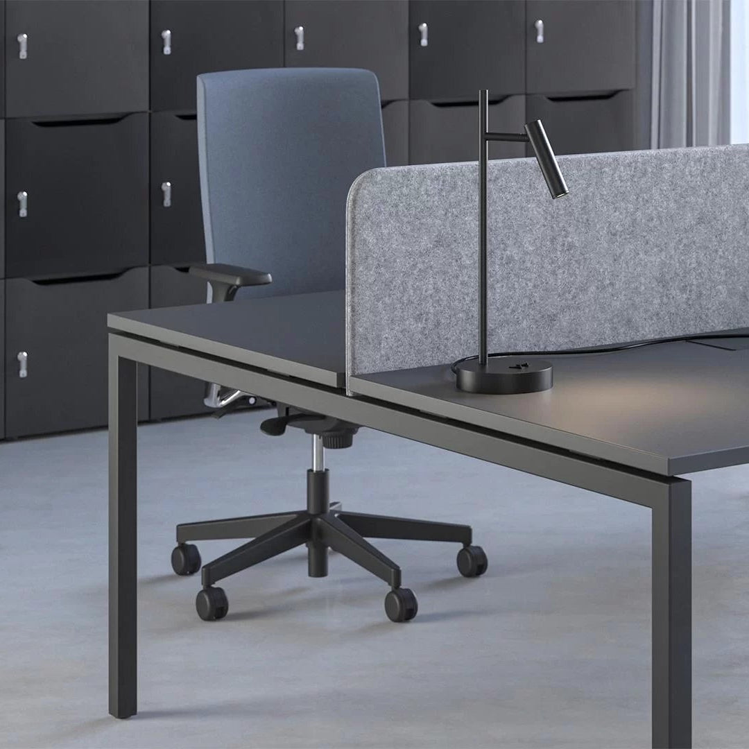 Schreibtisch Buero mit schwarzer Tischplatte
