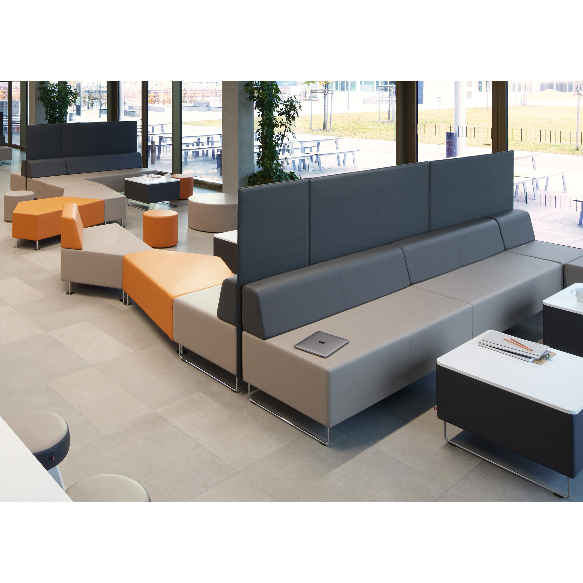 Schullounge mit Hocker und Bank