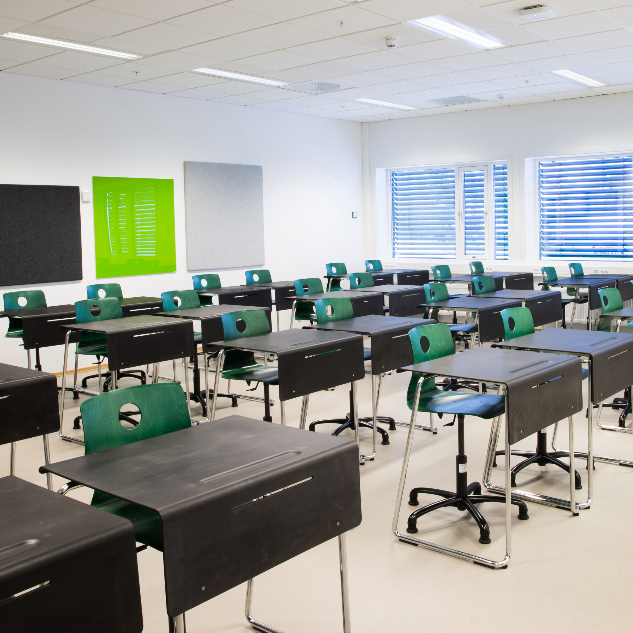 Schultisch mit integrierter Stiftablage