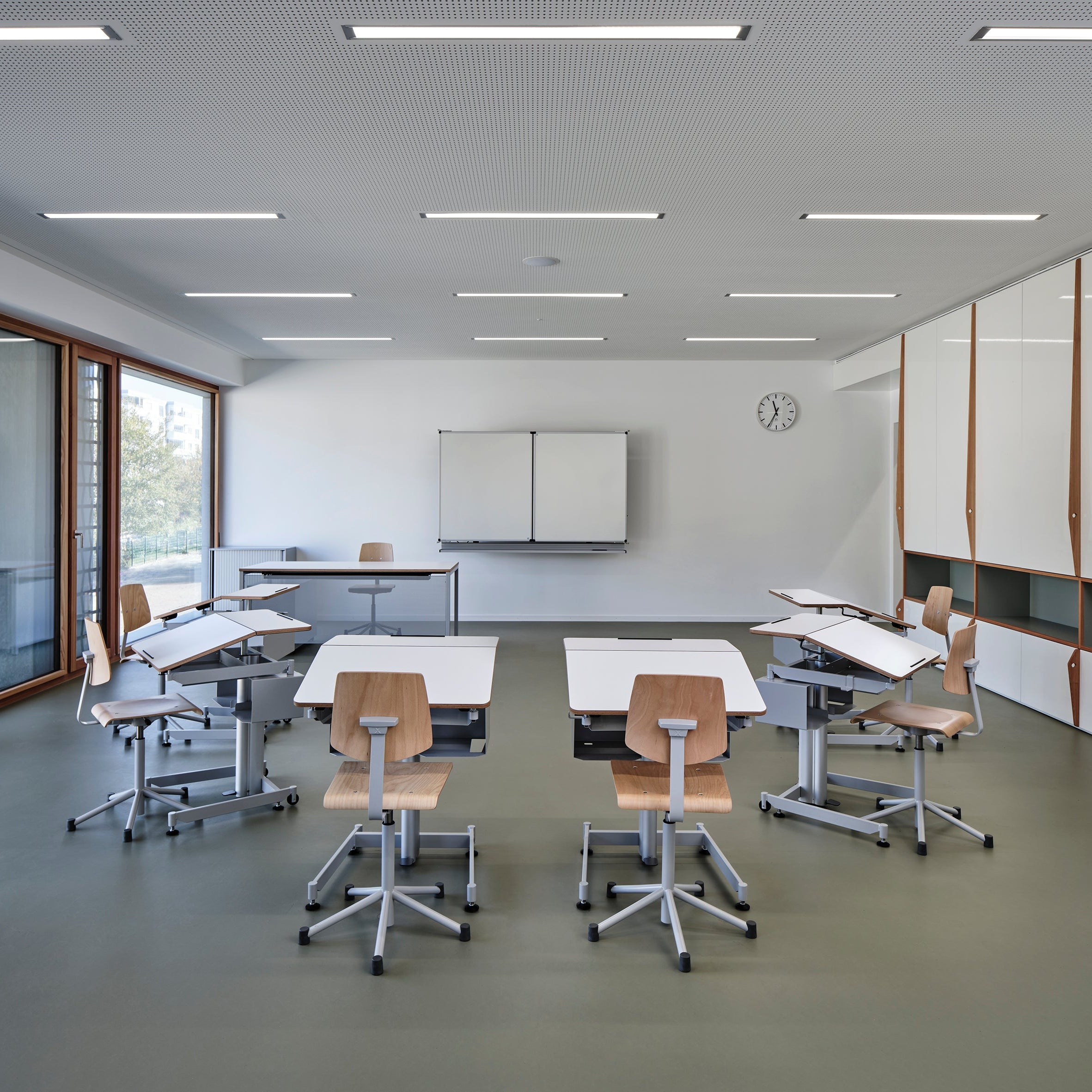 Modernes Schulpult mit geräuschloser Höhenanpassung für flexible Lernumgebungen.