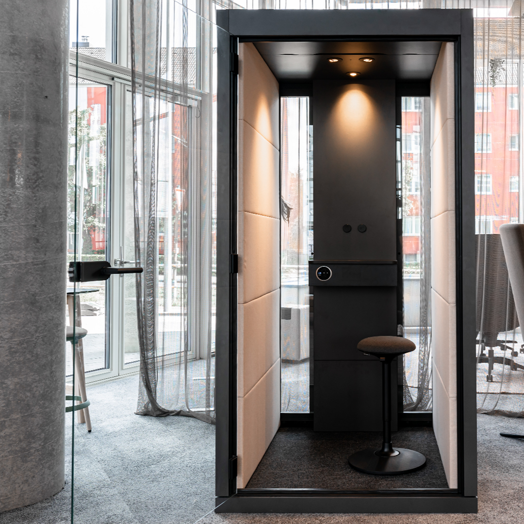 Telefonkabine Silent Room S mit schallabsorbierenden Innenwaenden, LED-Beleuchtung und Glastuer – durchdachte Raum-in-Raum Loesung fuer konzentrierte Einzelarbeit im Buero
