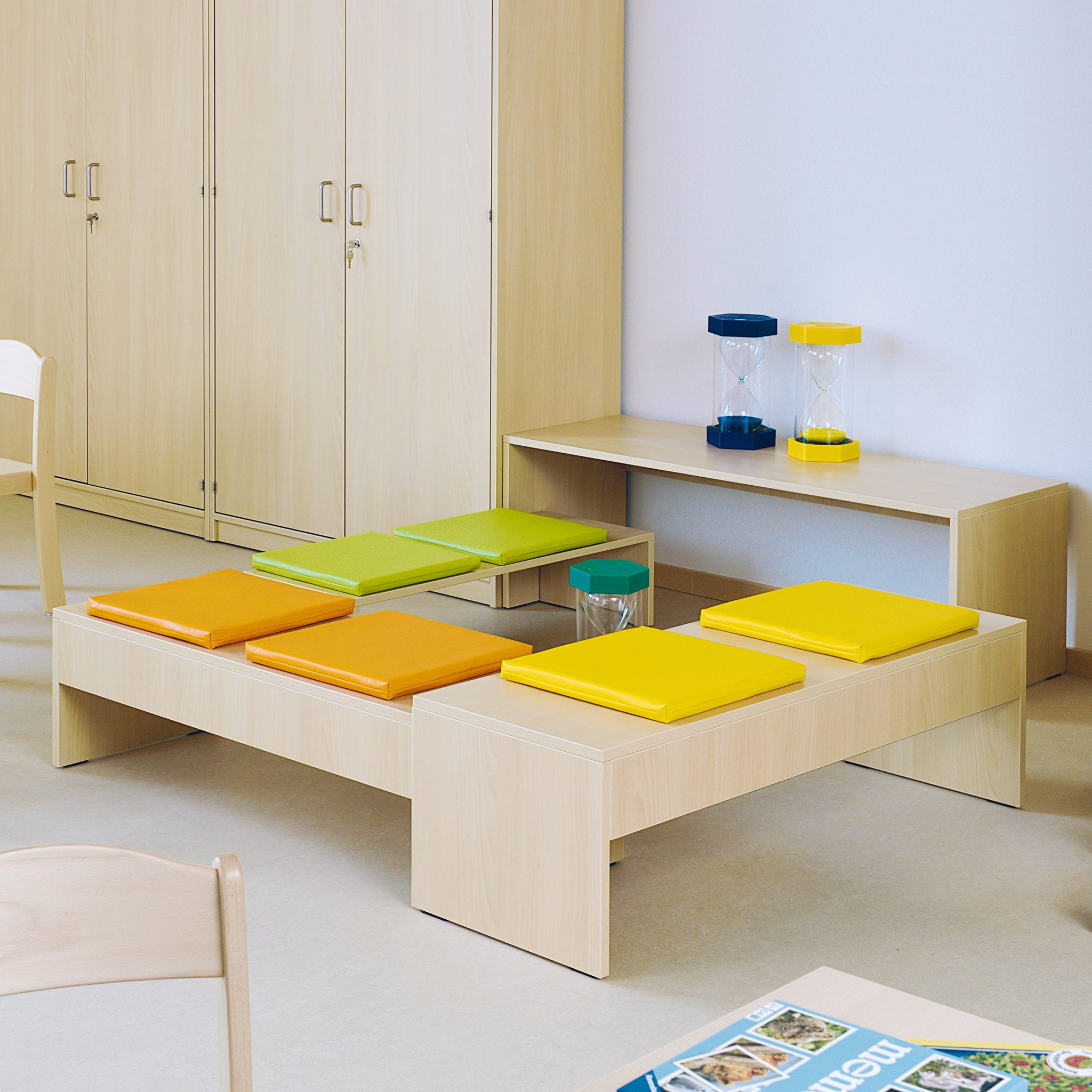 Sitzbänke Kindergarten stapelbar