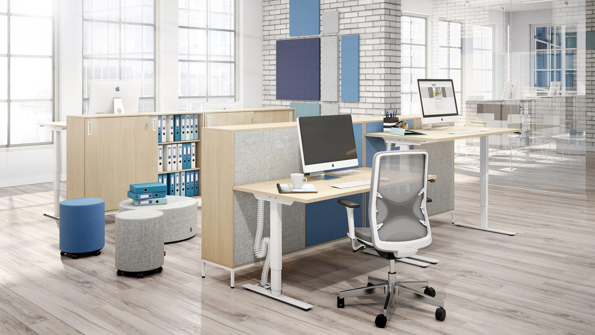 Openspace Büro mit höhenverstellbaren Tischen und passenden Sitzhocker