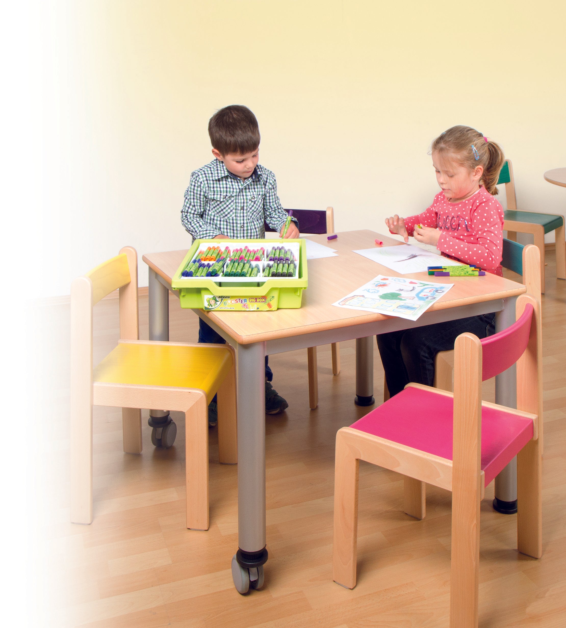 Robuster Kindergartentisch für vielseitigen Einsatz