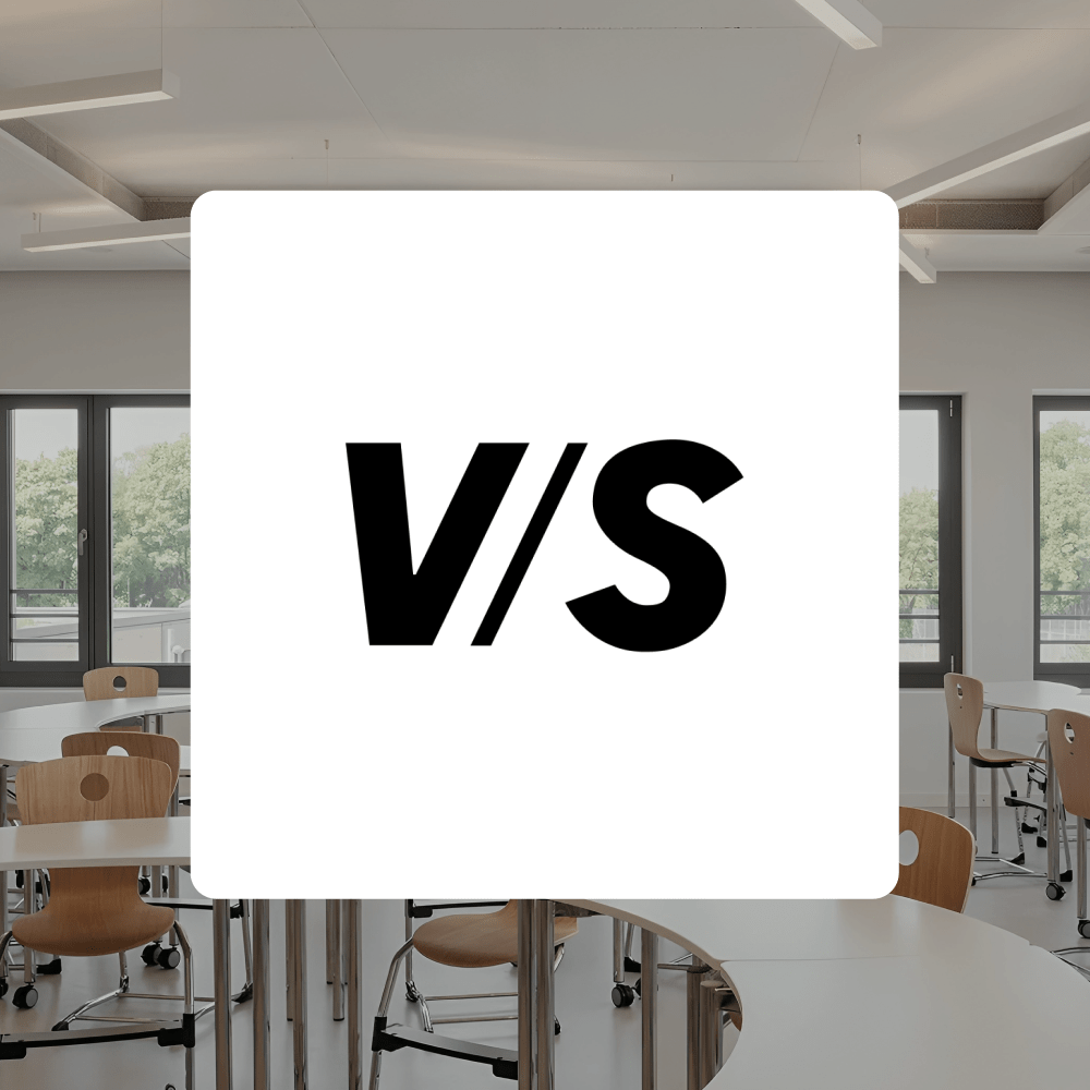 V/S Logo in einem modernen Schulraum, der mit funktionalen und ergonomischen Moebeln ausgestattet ist, ideal für eine produktive Lernumgebung