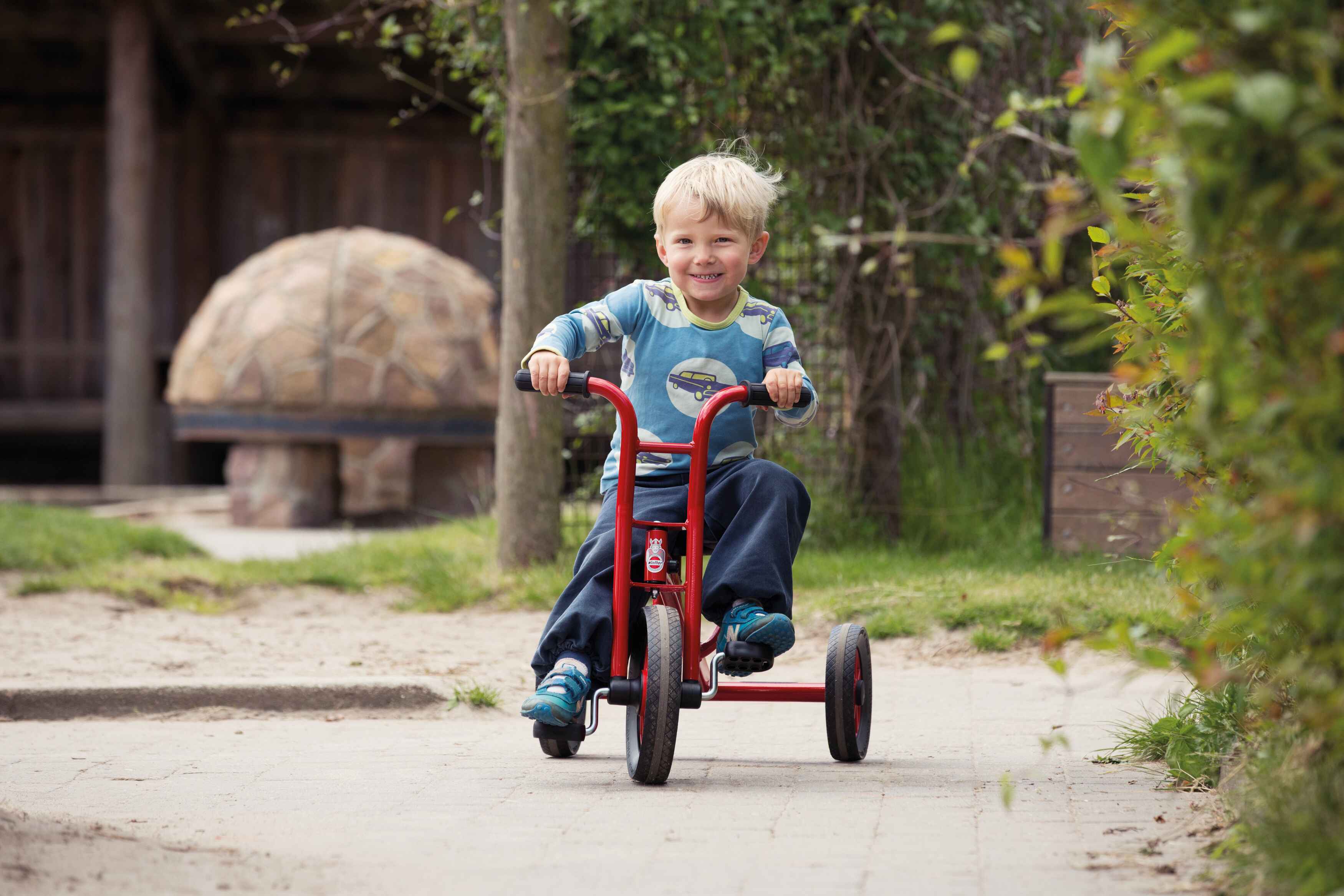 Winther Dreirad mit komfortablem Sitz und leichtgängiger Steuerung für Kinderspielplätze.