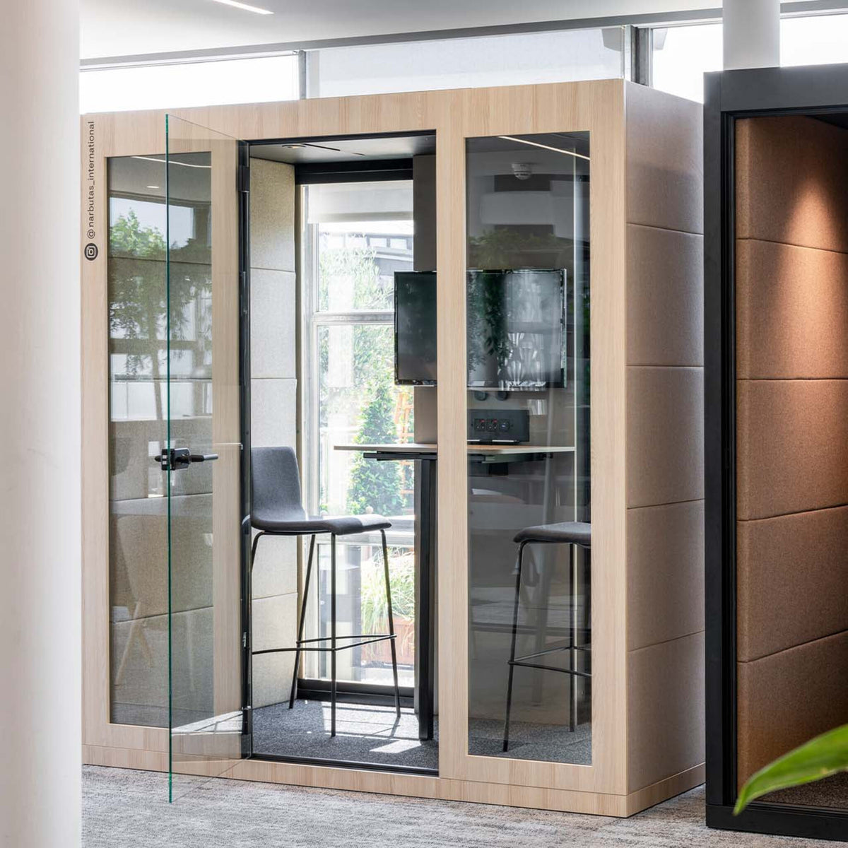 Besprechungsbox Silent Room M mit heller Polsterung, Glastueren und integrierter Beleuchtung – akustisch geschuetzter Raum fuer vertrauliche Teamgespraeche und effiziente Meetings im Buero