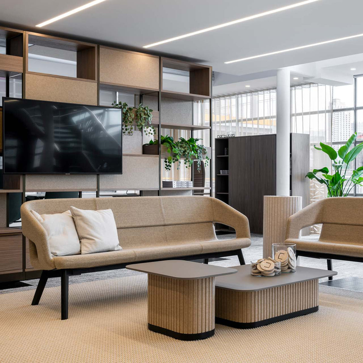 Bequemes Bürosofa mit atmungsaktivem Stoff für ergonomischen Sitzkomfort.