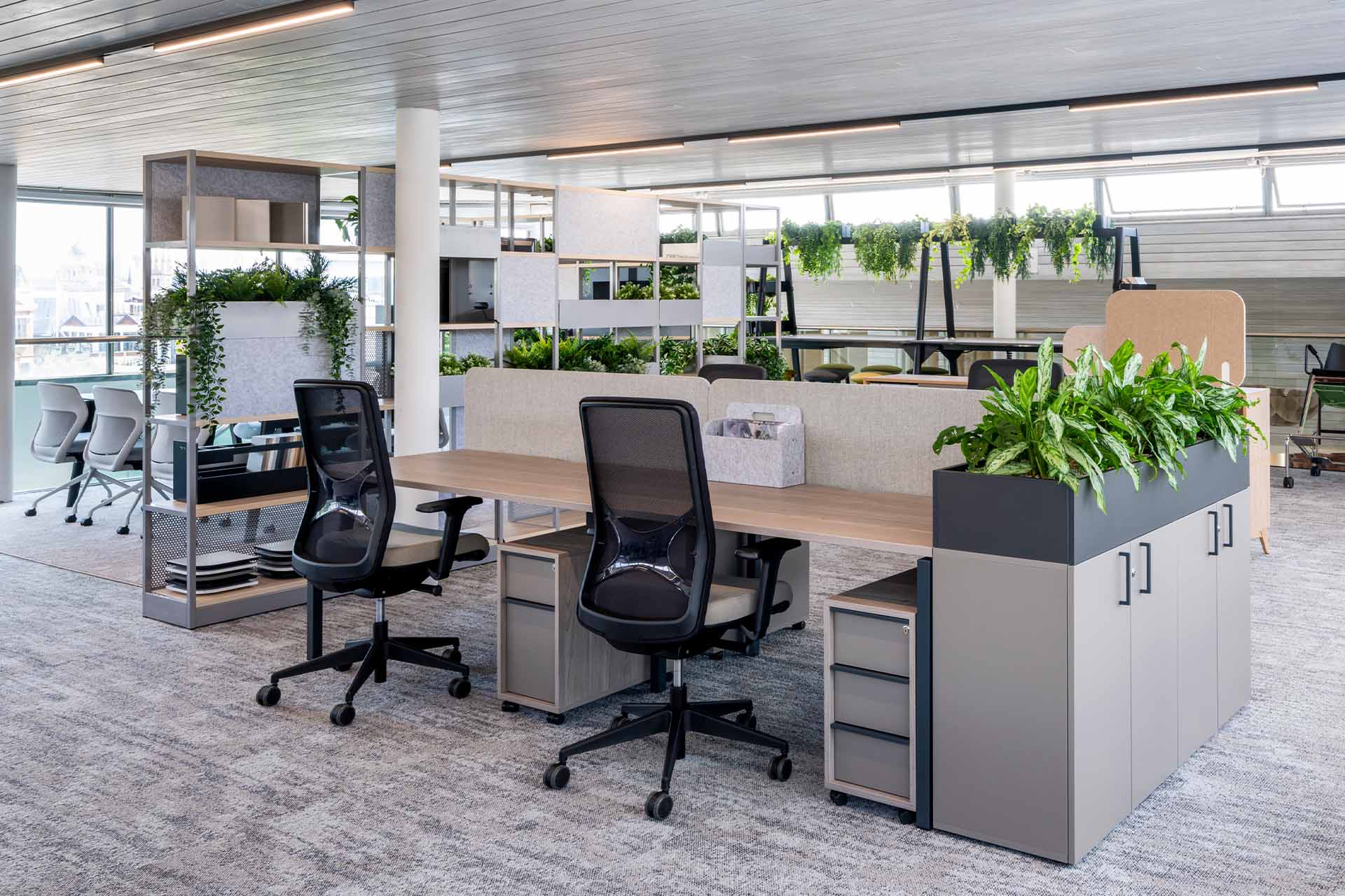 Moderner Moebel-Showroom in London, praesentiert stilvolle Bueromoebel wie ergonomische Stuehle, funktionale Schreibtische und innovative Aufbewahrungssysteme in einem eleganten und offenen Raum, praesentiert von Kibemo