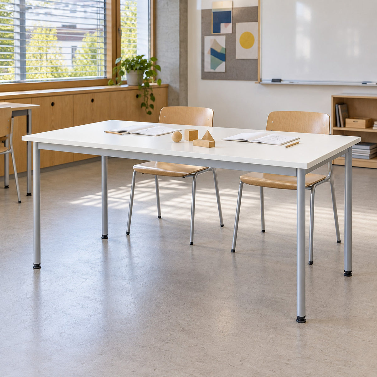 Schultisch 2er mit weisser Platte und silberfarbenem Vierbeingestell für Partnerarbeit im Schweizer Schulzimmer.