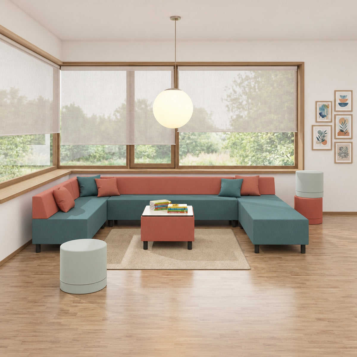 Modulares Polstersystem für Kita und Kindergarten JUNIOR in Petrol und Koralle im hellen Raum mit Holzfussboden.
