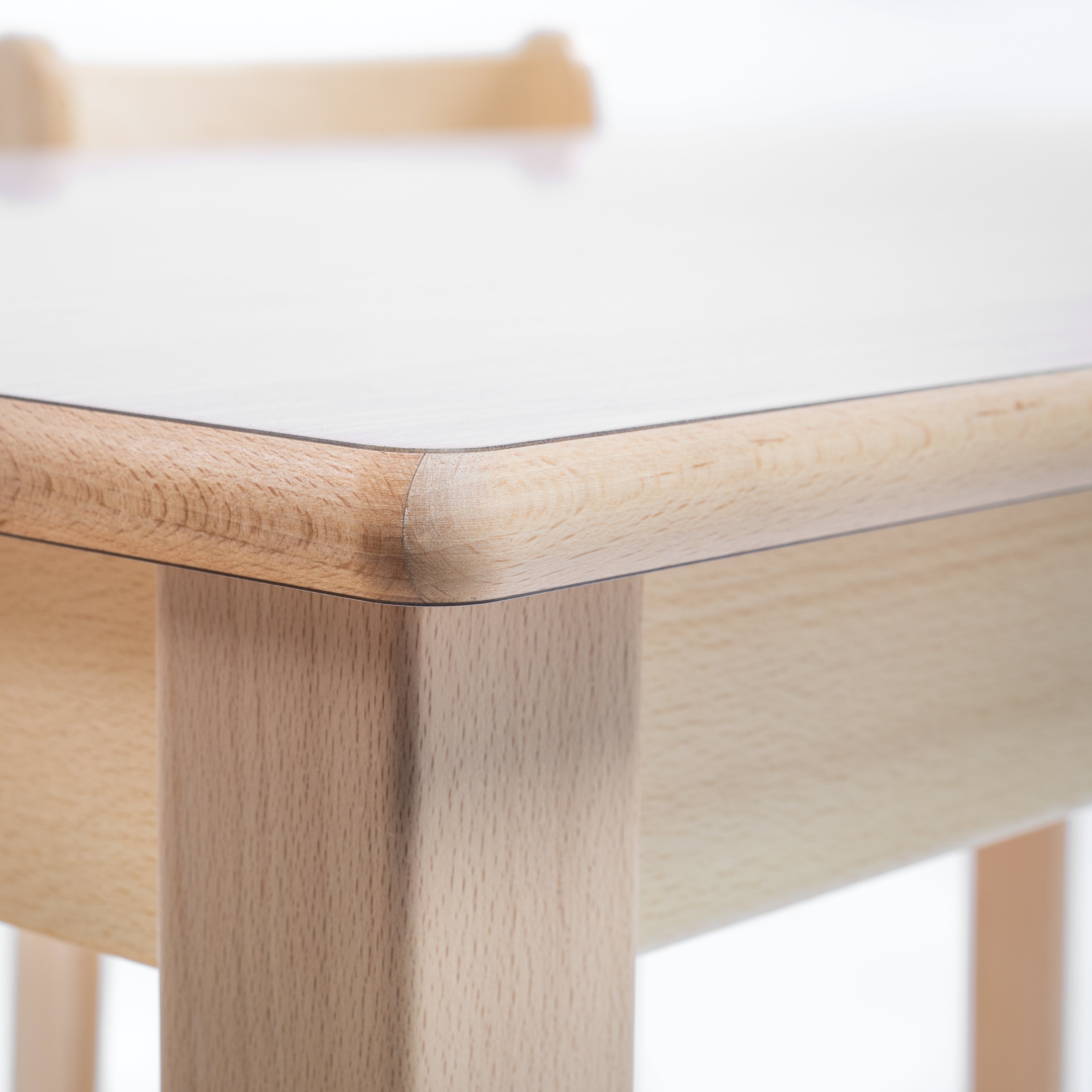 Kiga-Tisch mit Detailaufnahme einer hochwertigen Tischplatte aus Holz