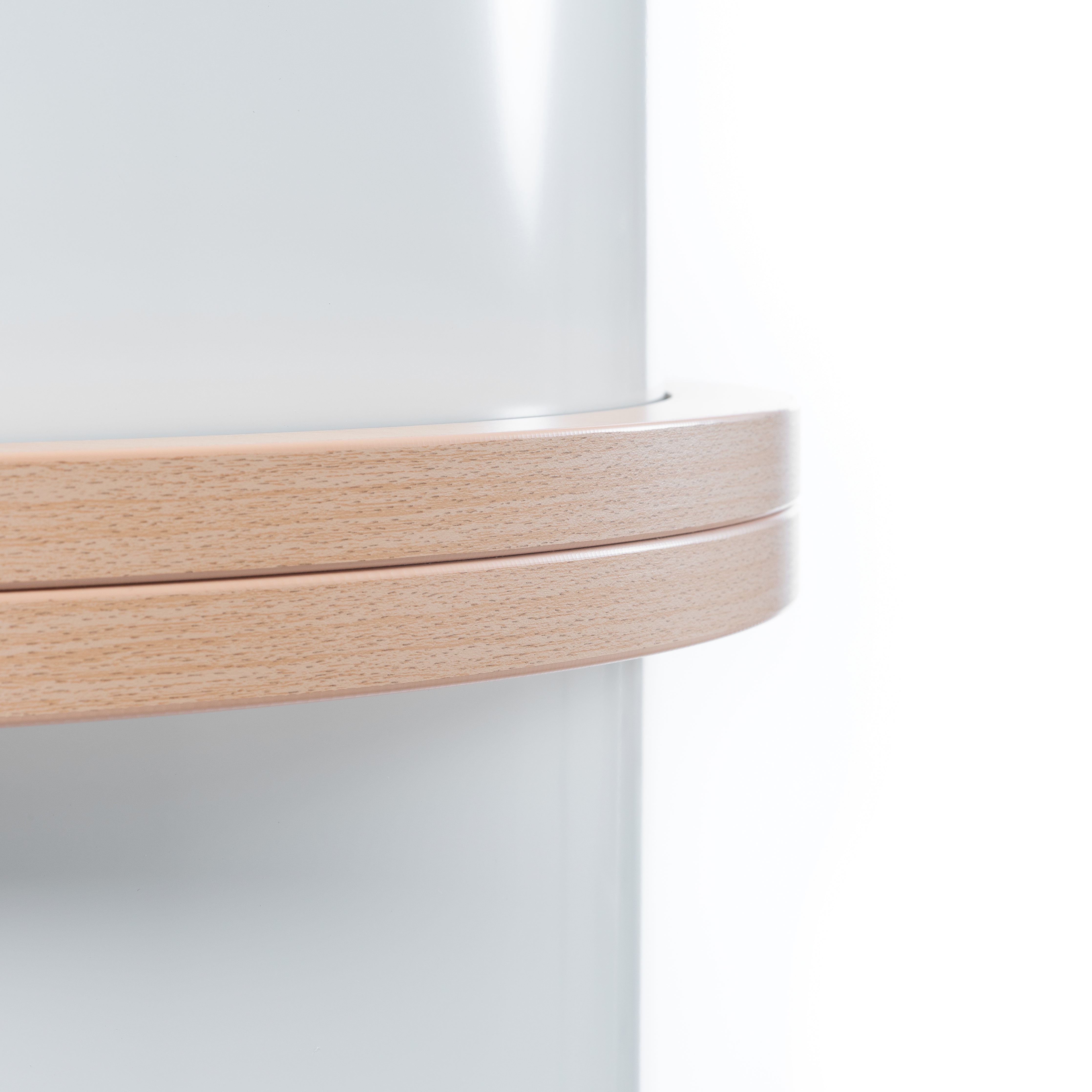 Litfasssäule magnetisch mit weisser Oberfläche Nahaufnahme Holzumrandung