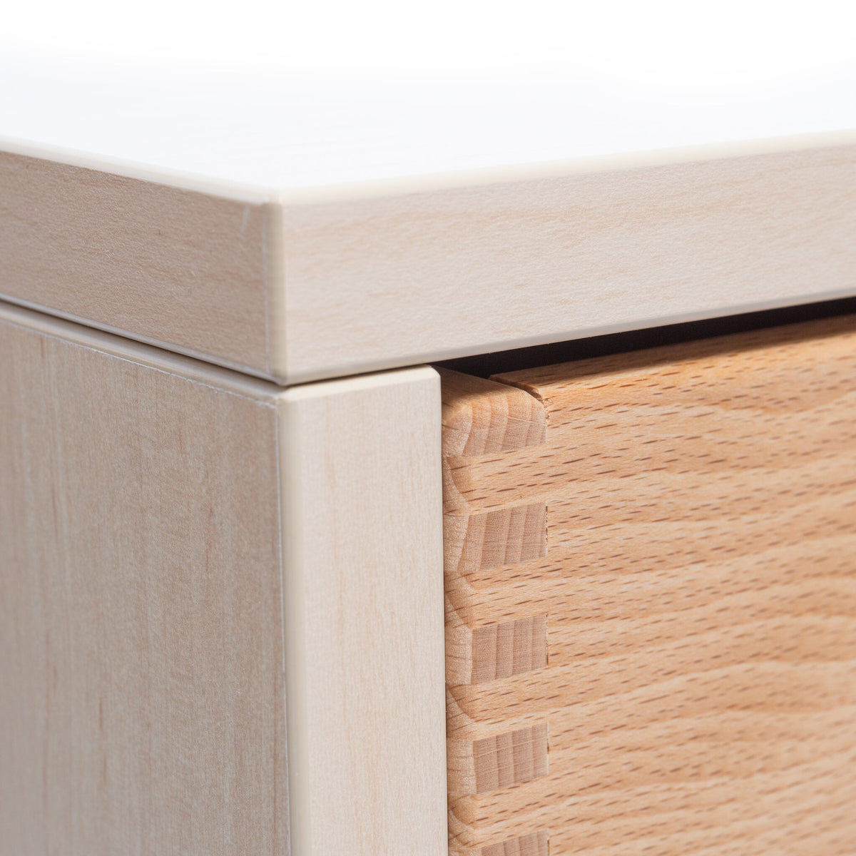 Schrank Kindergarten Nahaufnahme hochwertiges Holz