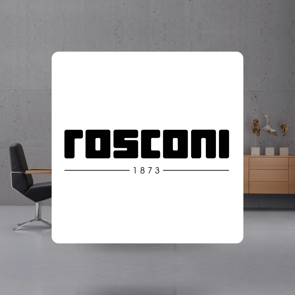 Logo von Rosconi, einem Unternehmen mit einer langen Tradition seit 1873, präsentiert vor einem modernen Bürointerieur mit stilvollem Möbelstück