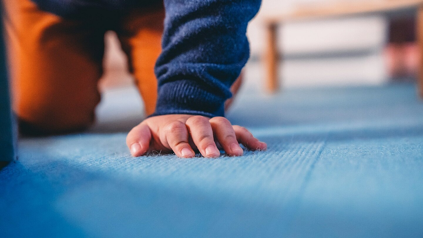 Teppich Kita mit Trittschallverbesserung und fransfreiem Design, ideal für Kinder.