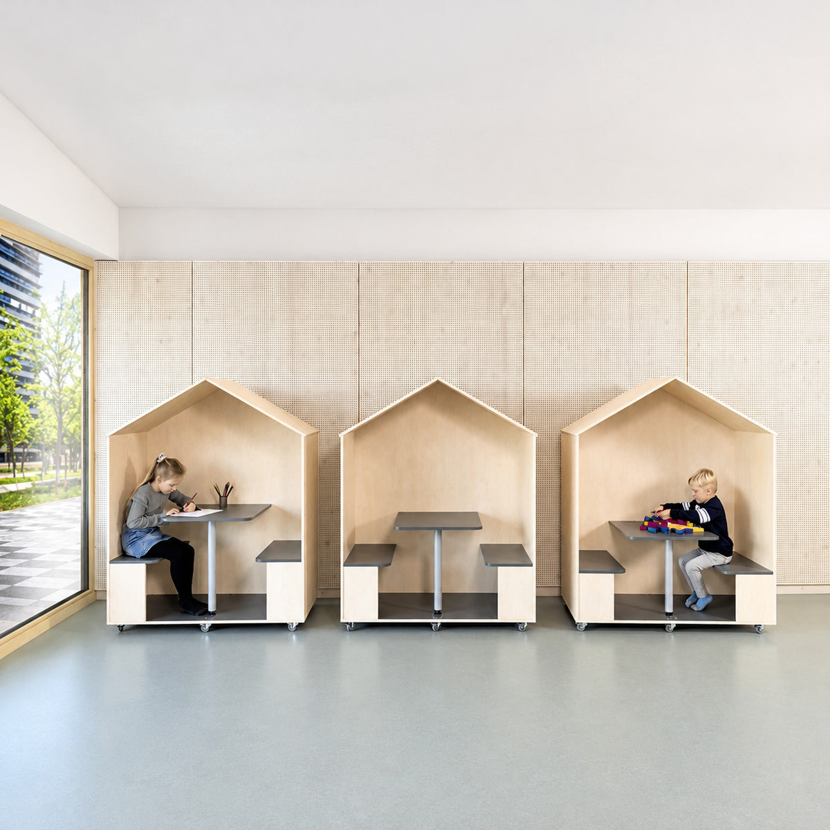 Spielhaus auf Rollen mit Tisch und Bänken für Kindergarten und Schulen