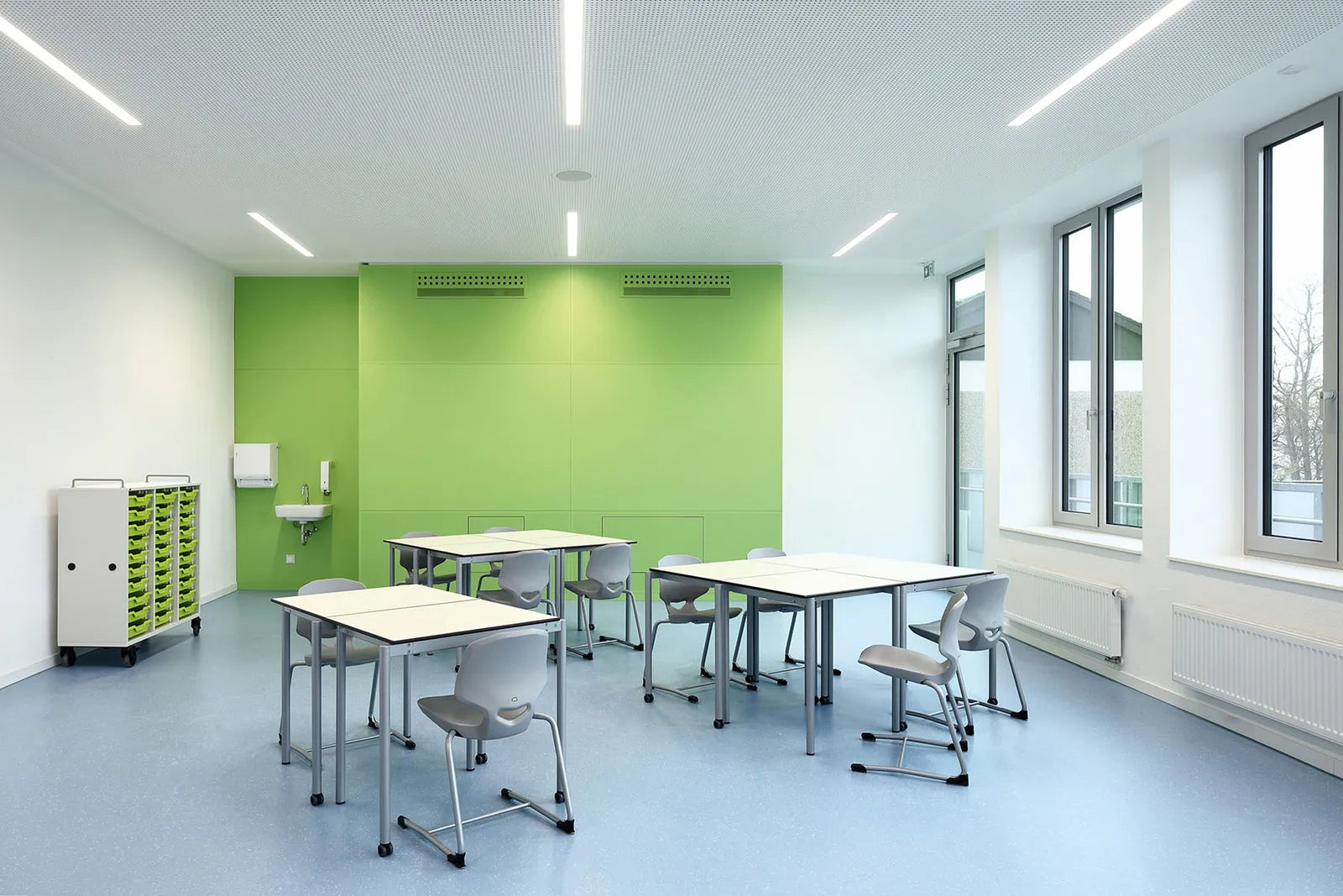 Moderne Schulmoebel mit ergonomischen Stuehlen und funktionalen Tischen, die eine produktive und komfortable Lernumgebung bieten, praesentiert von Kibemo