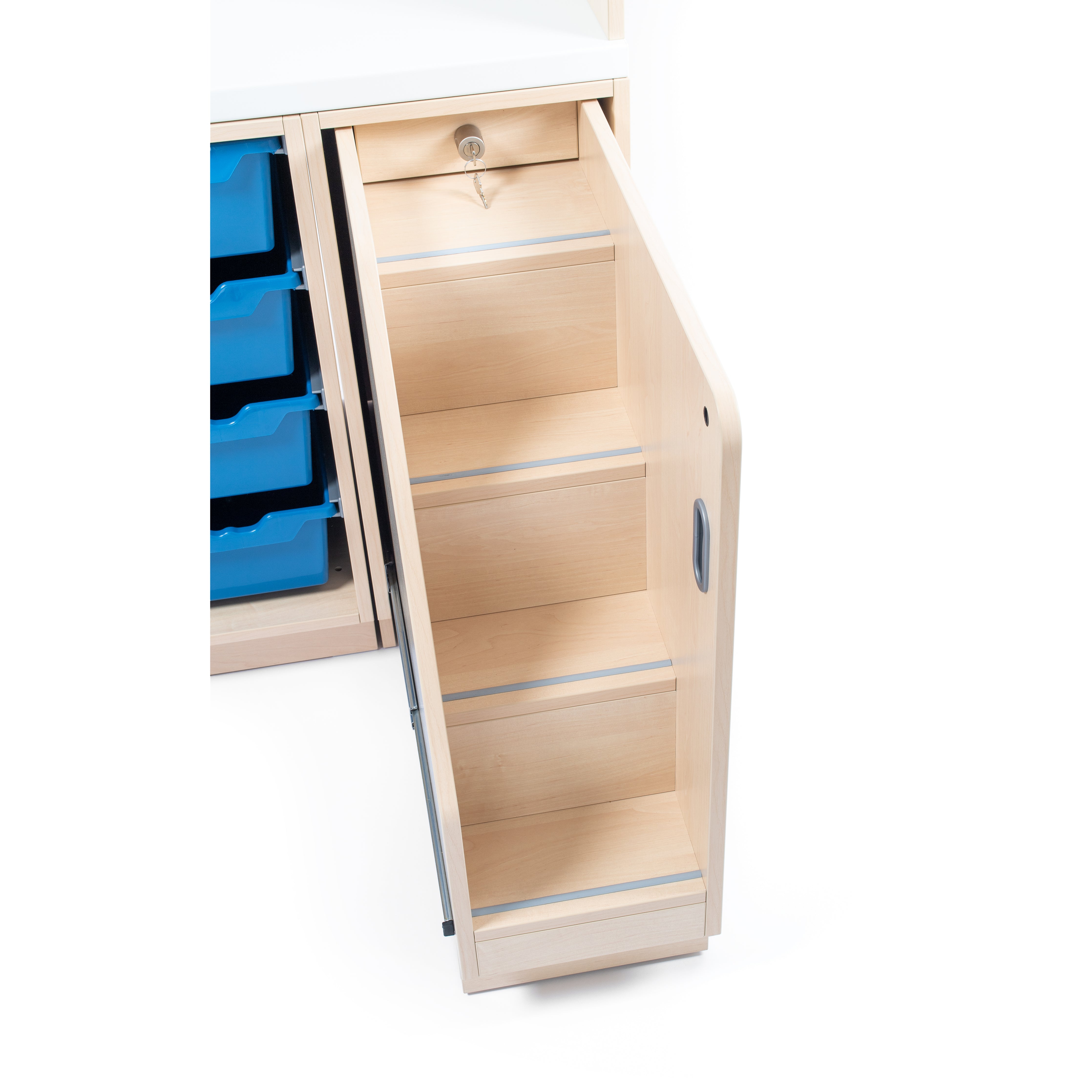 Wickelkommode Kita aus Holz und Nahaufnahme ergonomische Treppe