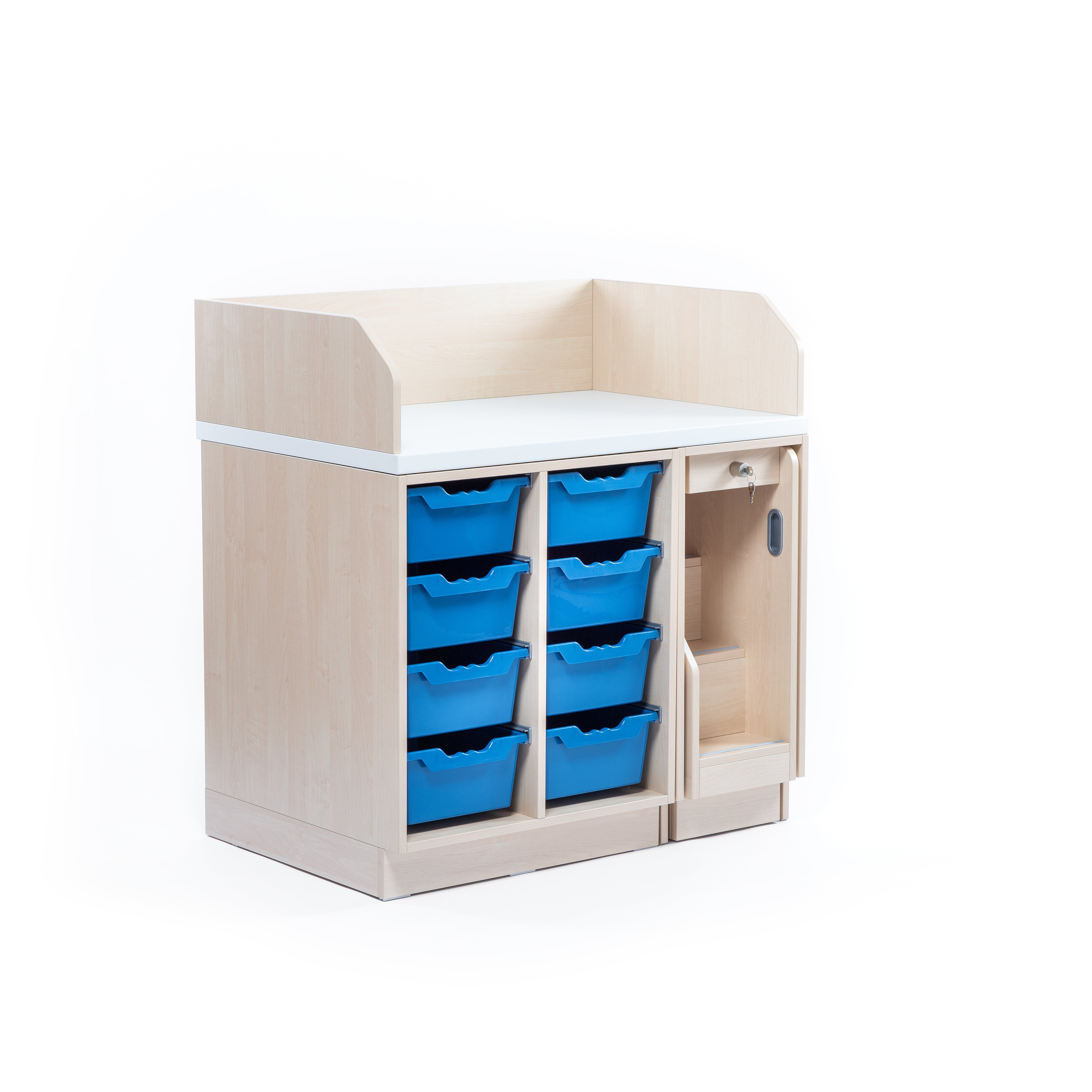 Wickelkommode Kita mit eingefahrener Treppe und blauen Ablageboxen aus Kunststoff