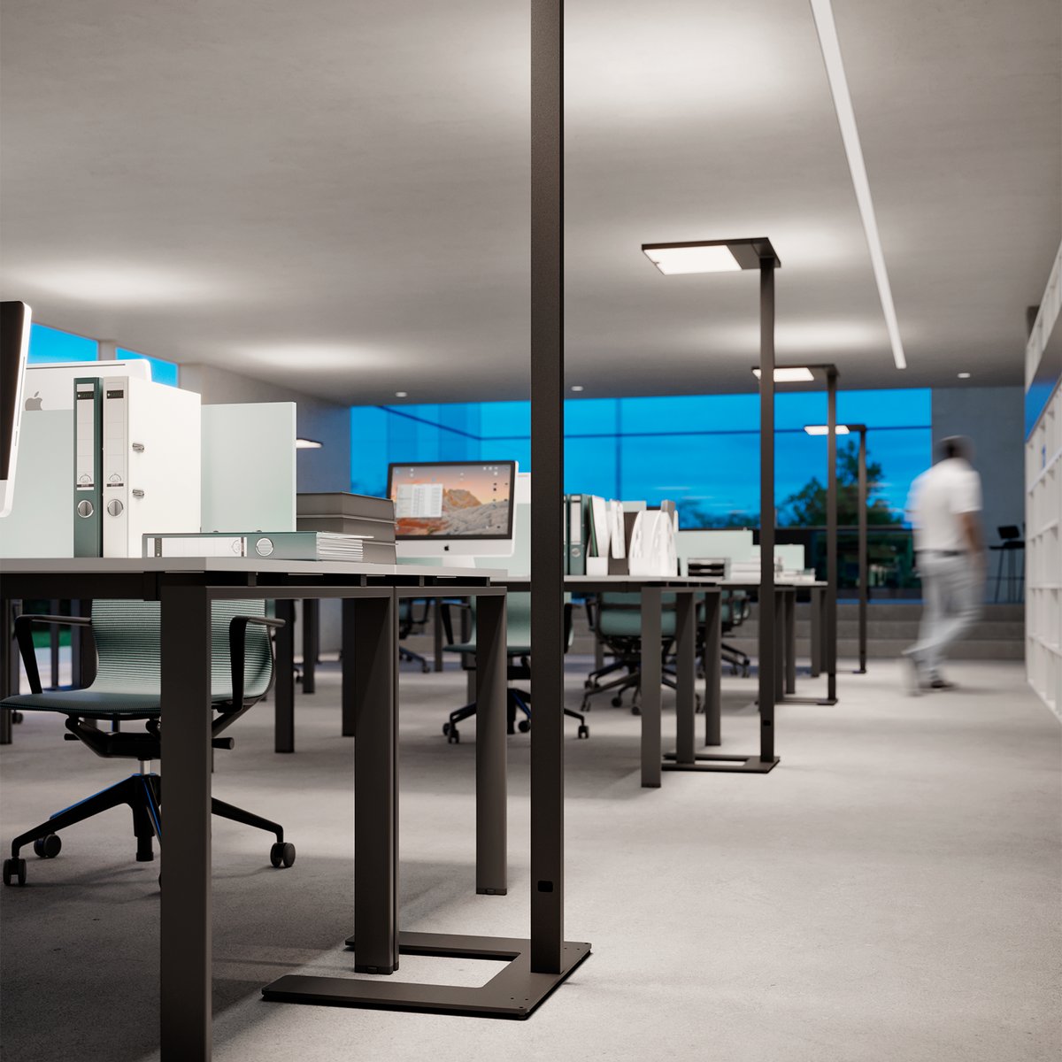 Schwarze Zumtobel ARTELEA Büro-Stehleuchten entlang einer Reihe von Schreibtischen mit indirekter Deckenbeleuchtung.