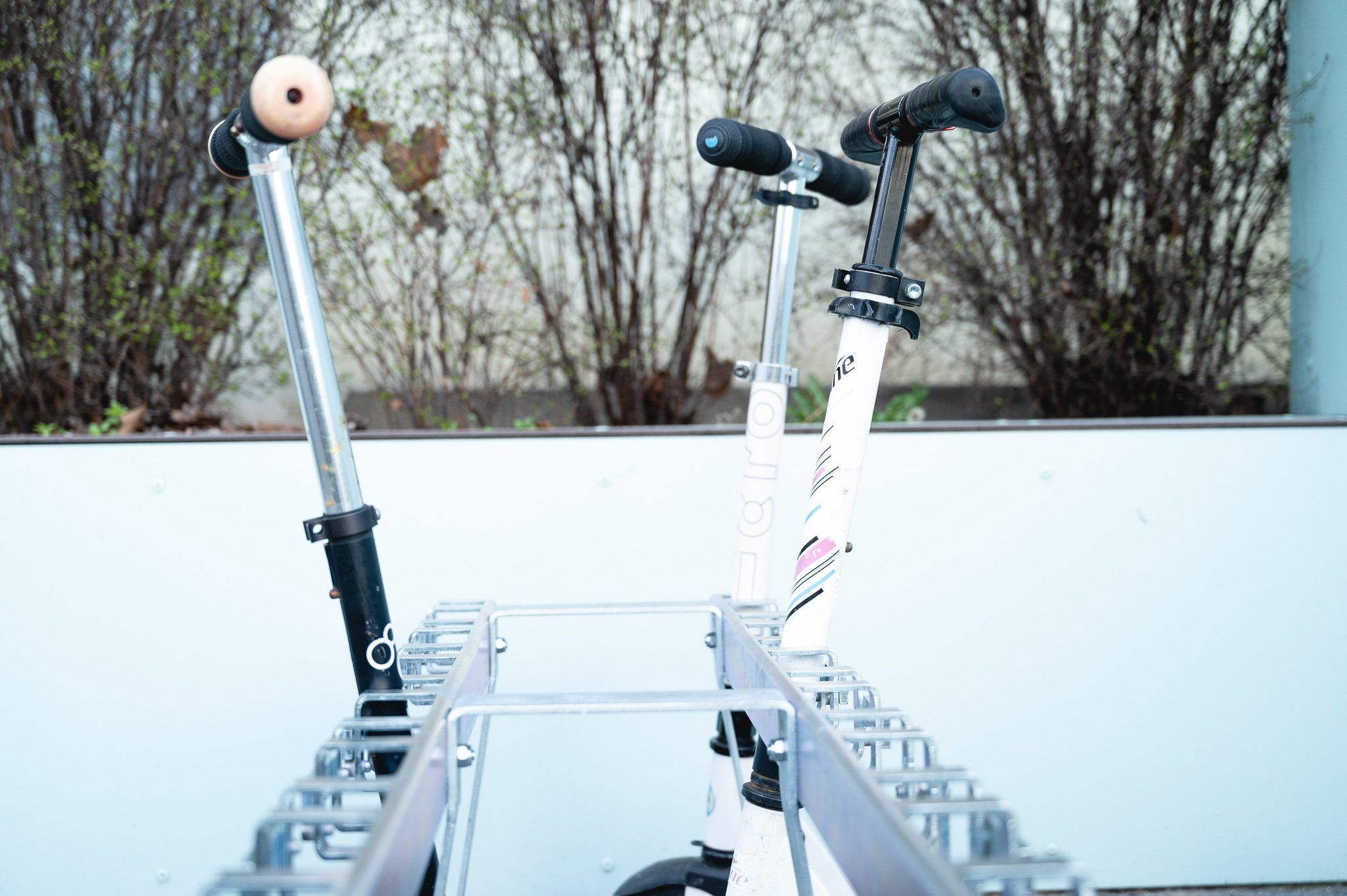 Support de planche / support de trottinette - support au sol - 16 places