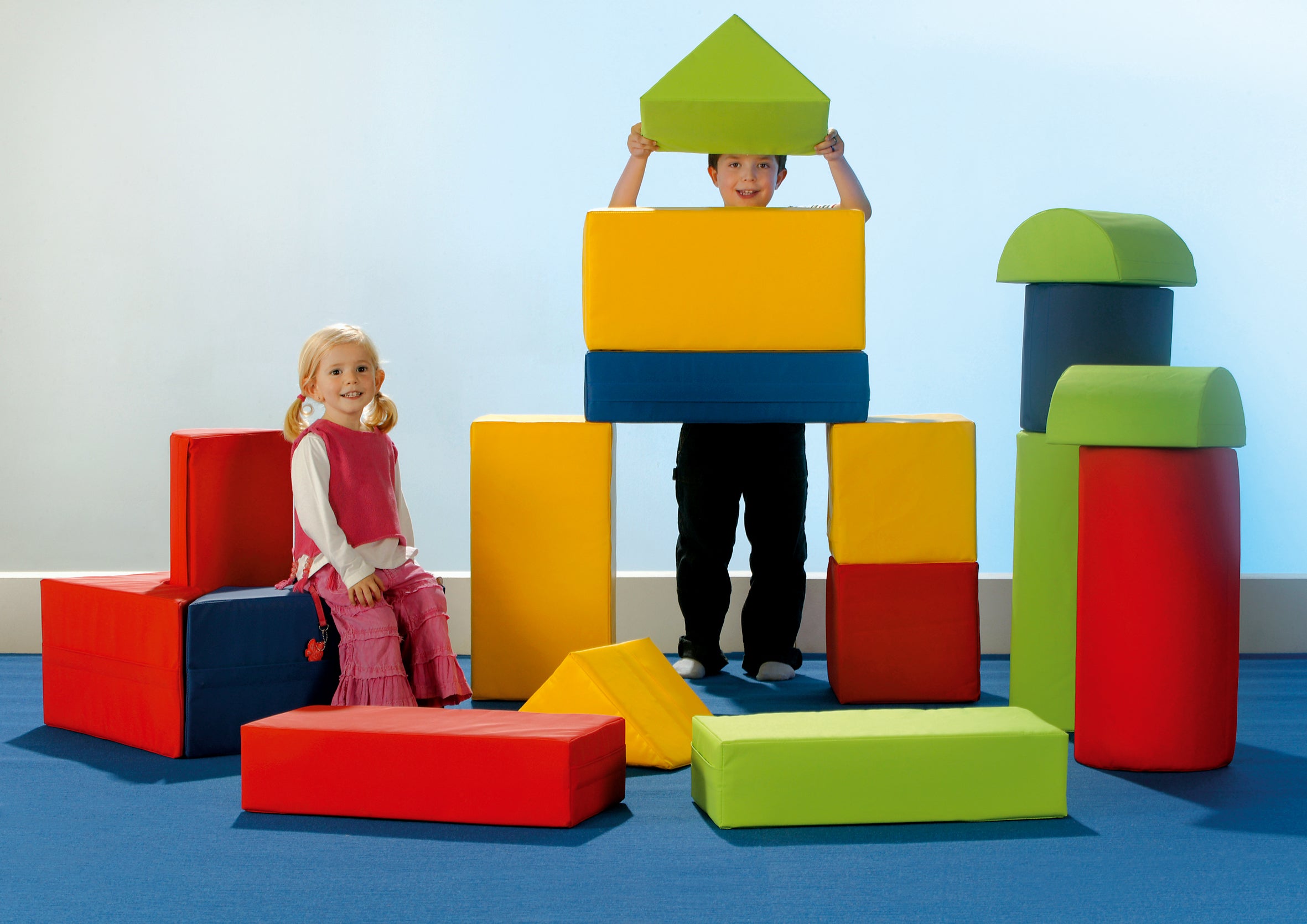 Schaumstoff-Bausteine mit spielenden Kindern