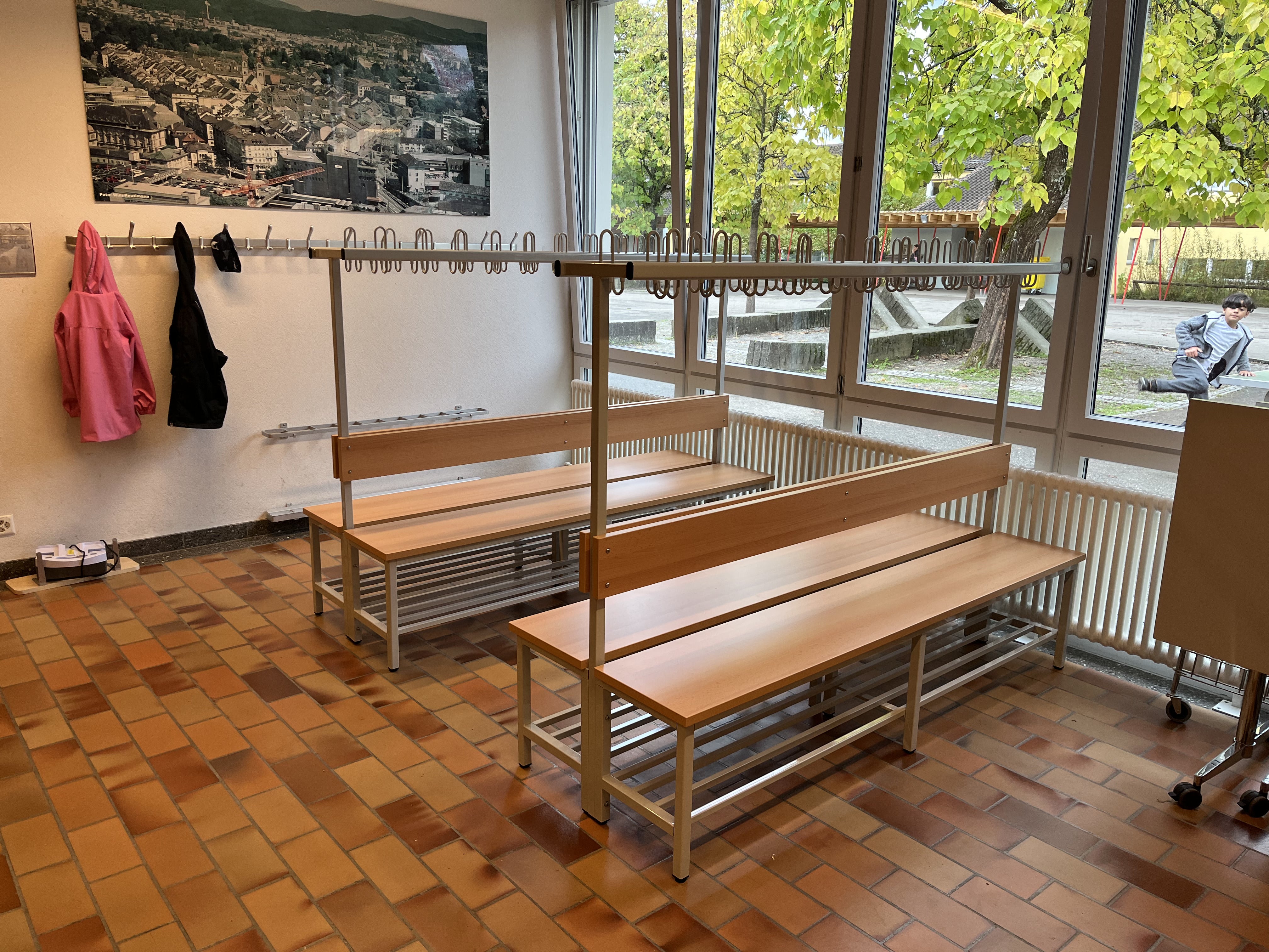 Vestiaire avec un banc à double faces