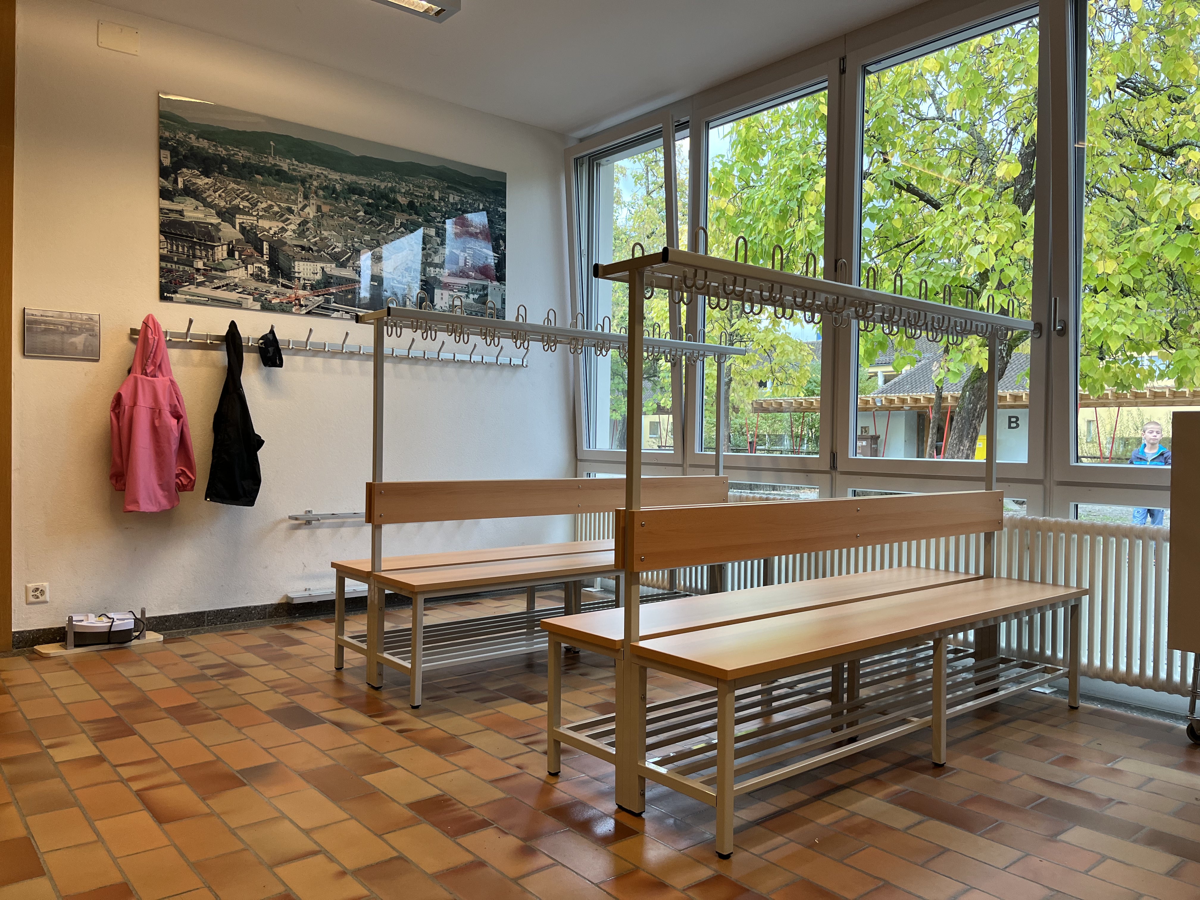 Vestiaire avec un banc à double faces