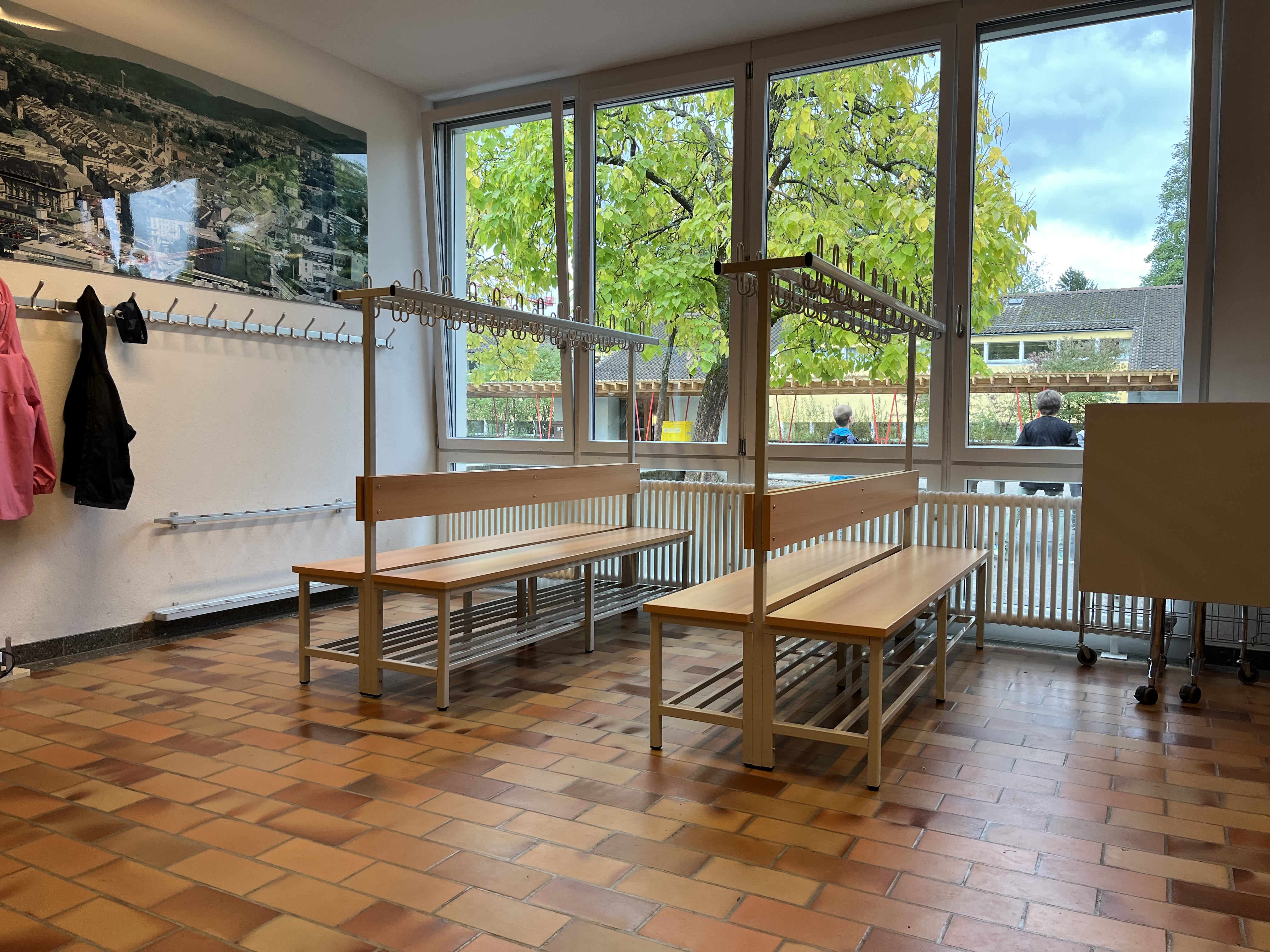 Vestiaire avec un banc à double faces