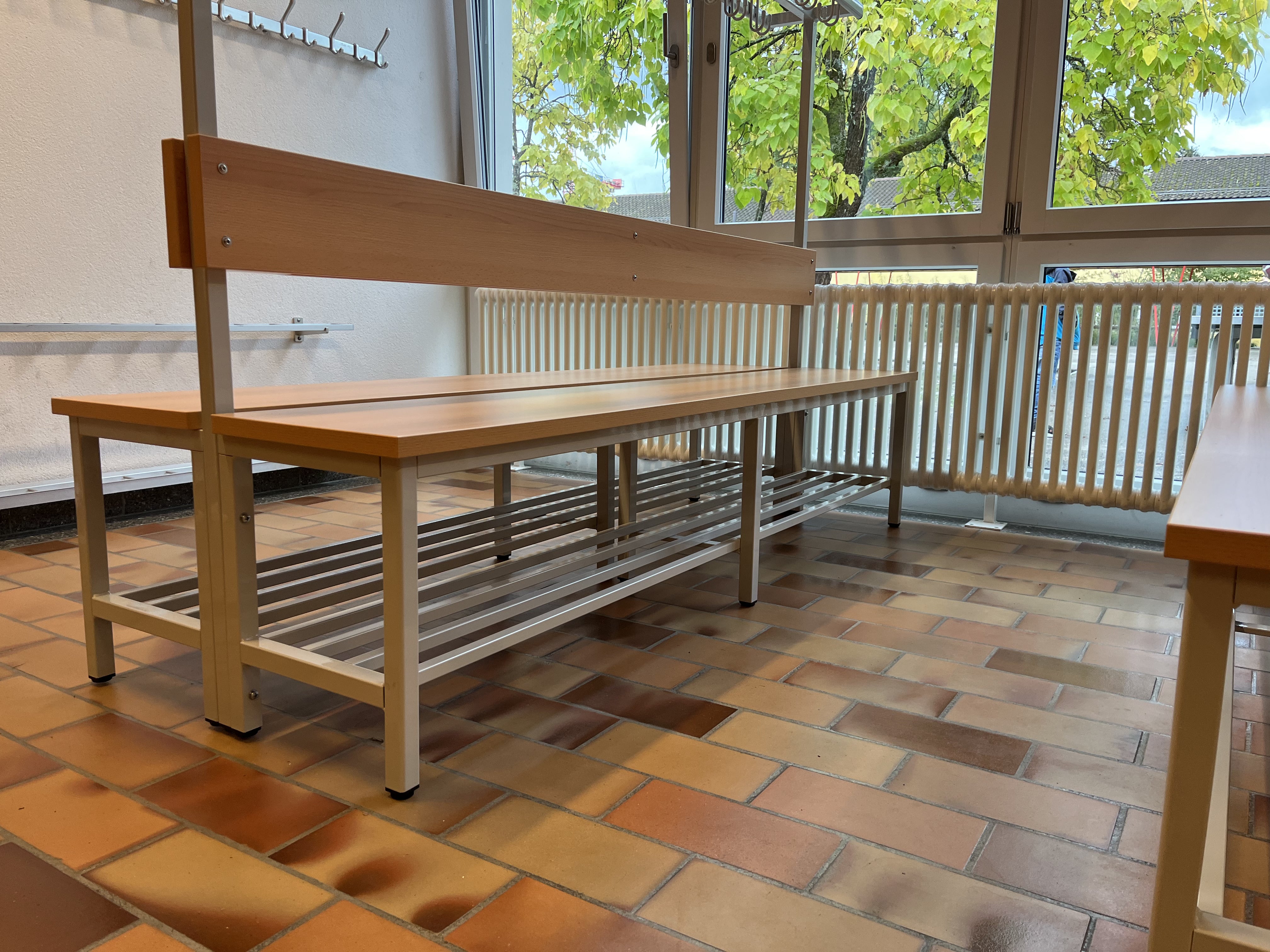 Vestiaire avec un banc à double faces