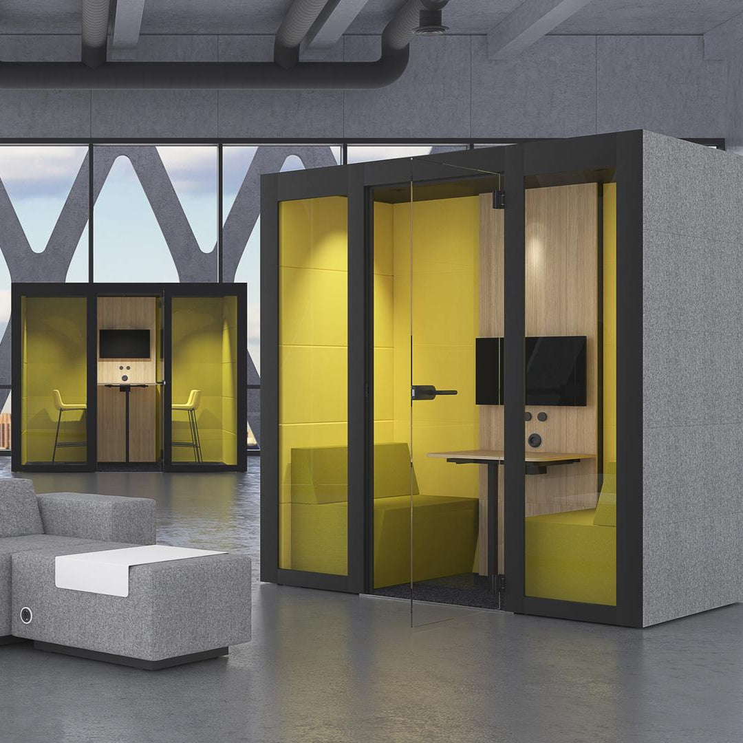 Silent Room M Besprechungsbox mit dunkler Holzverkleidung, Glasfront und komfortabler Innenausstattung – stilvolle Akustikloesung fuer produktive Besprechungen im modernen Buero